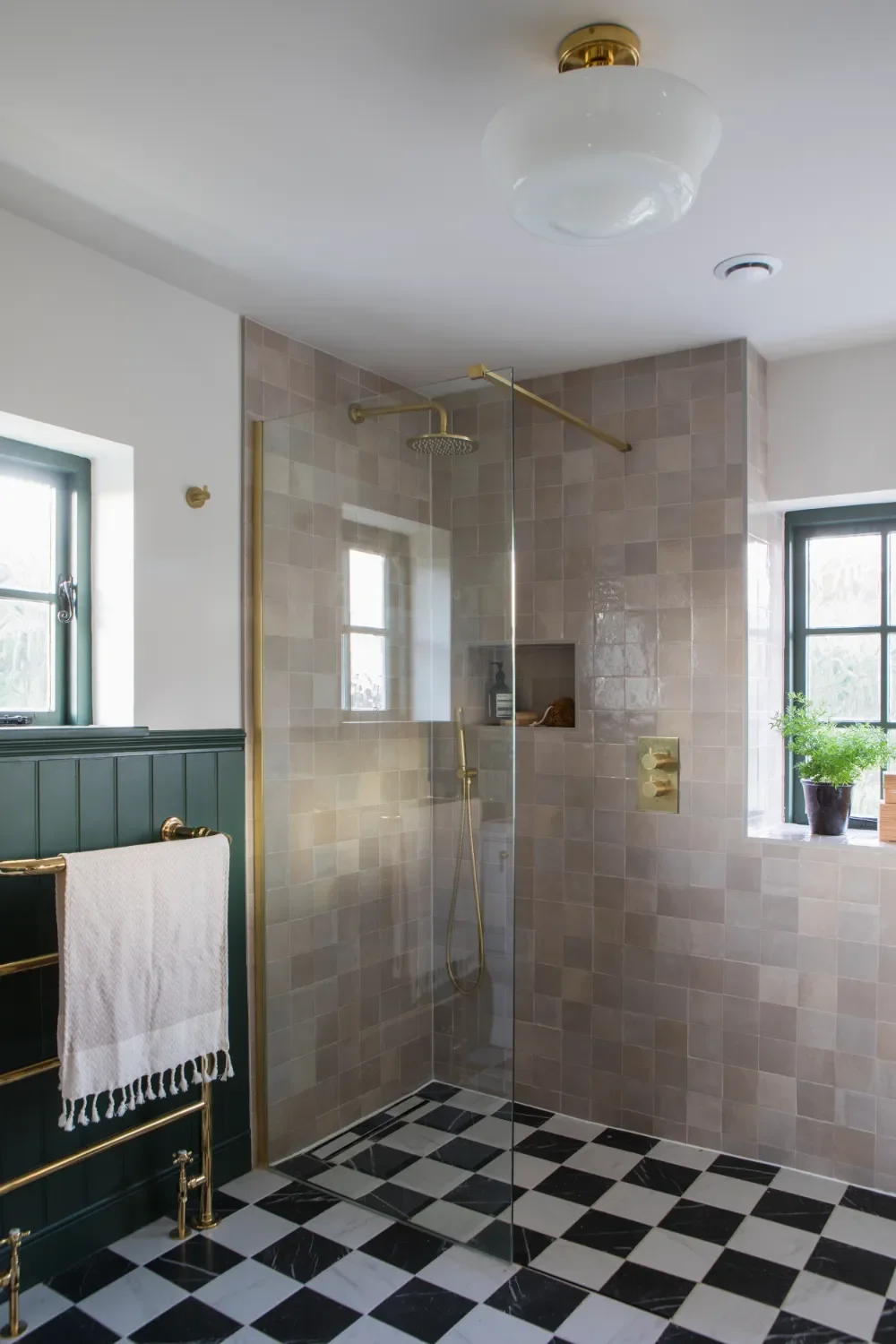 shower-with-check-tiles-interior-design-kent-michelle-shakallis.webp