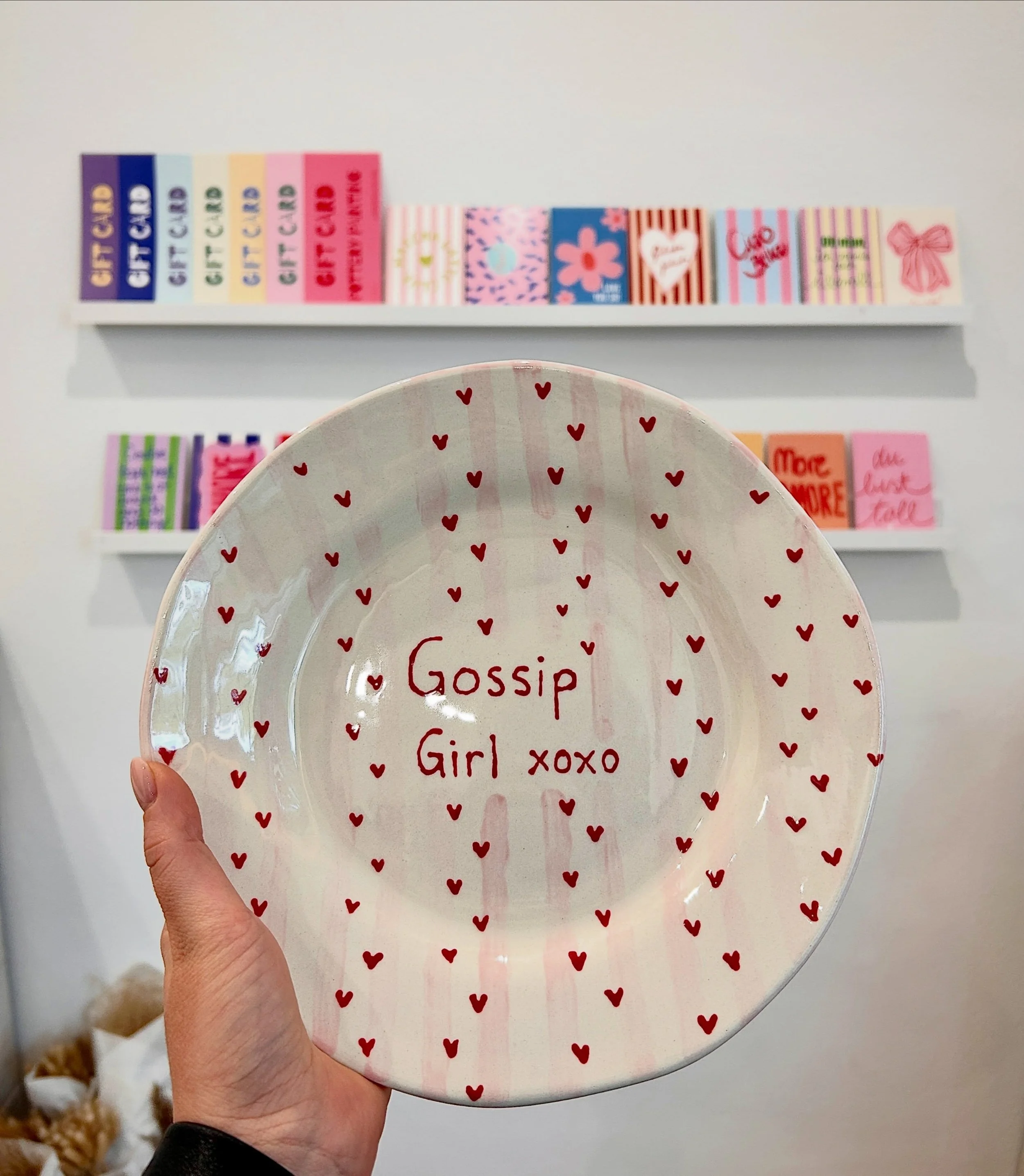 Der Herbst ist da und Gossip Girl l&auml;uft wieder in Dauerschleife. 🍂💋 xoxo

#ceramic #potterypainting #siyaceramics #gossipgirl #autumn