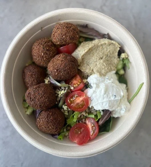 Meet your new favorite grab-and-go lunch... 
Fresh falafel, greens, baba ghanoush, and all the Mediterranean magic in one bowl. Healthy, hearty, and ready when you are!
•
•
•
#nyc #newyorkcity #nycbreakfast #nyccafe #nyclunch #nyceat