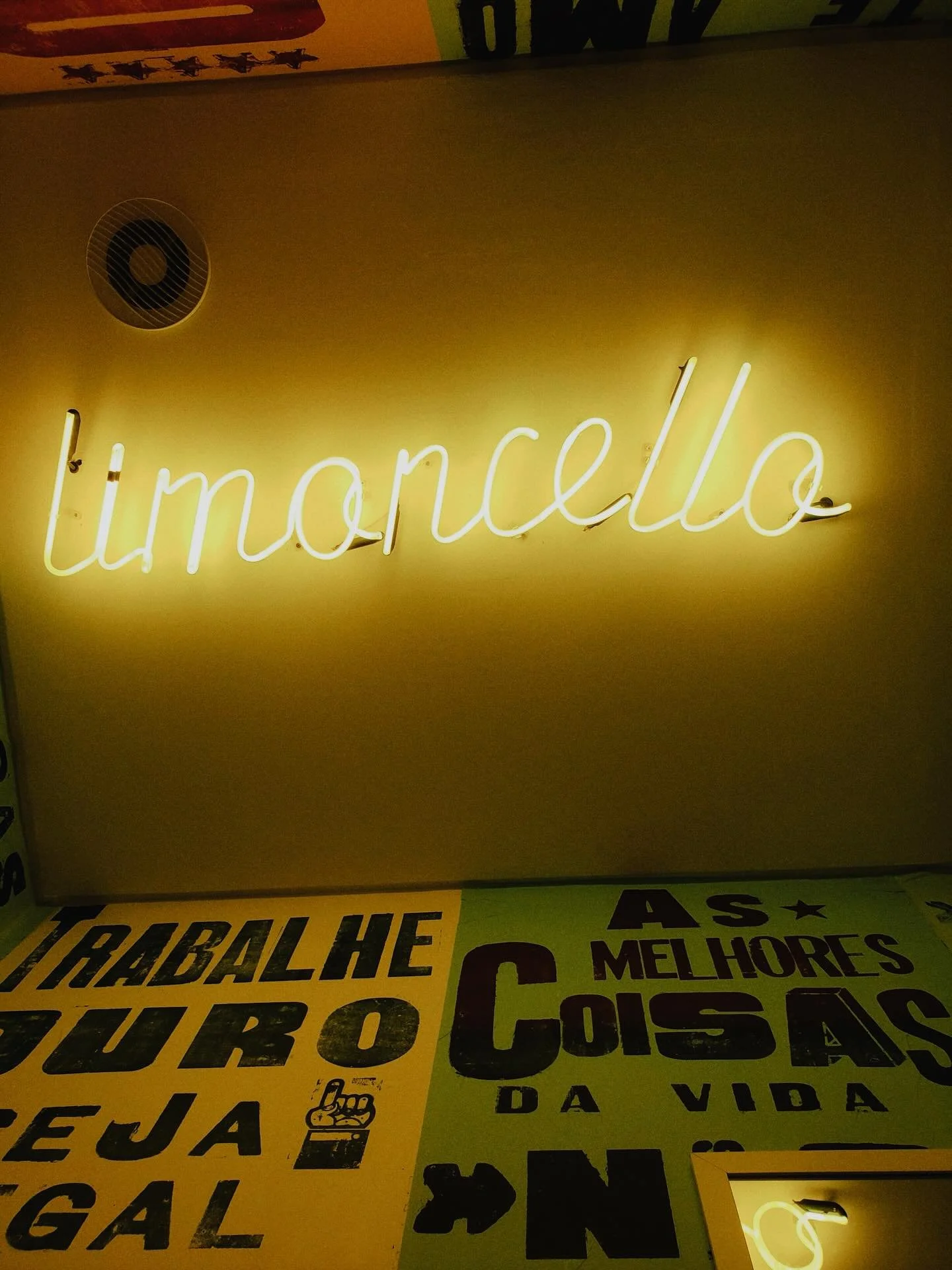 Stil kennt keine Krawatte. 🕶️ 
Cello Bello? Leuchtet von selbst.

#limoncello #cellobello #drink #nightlifestyle