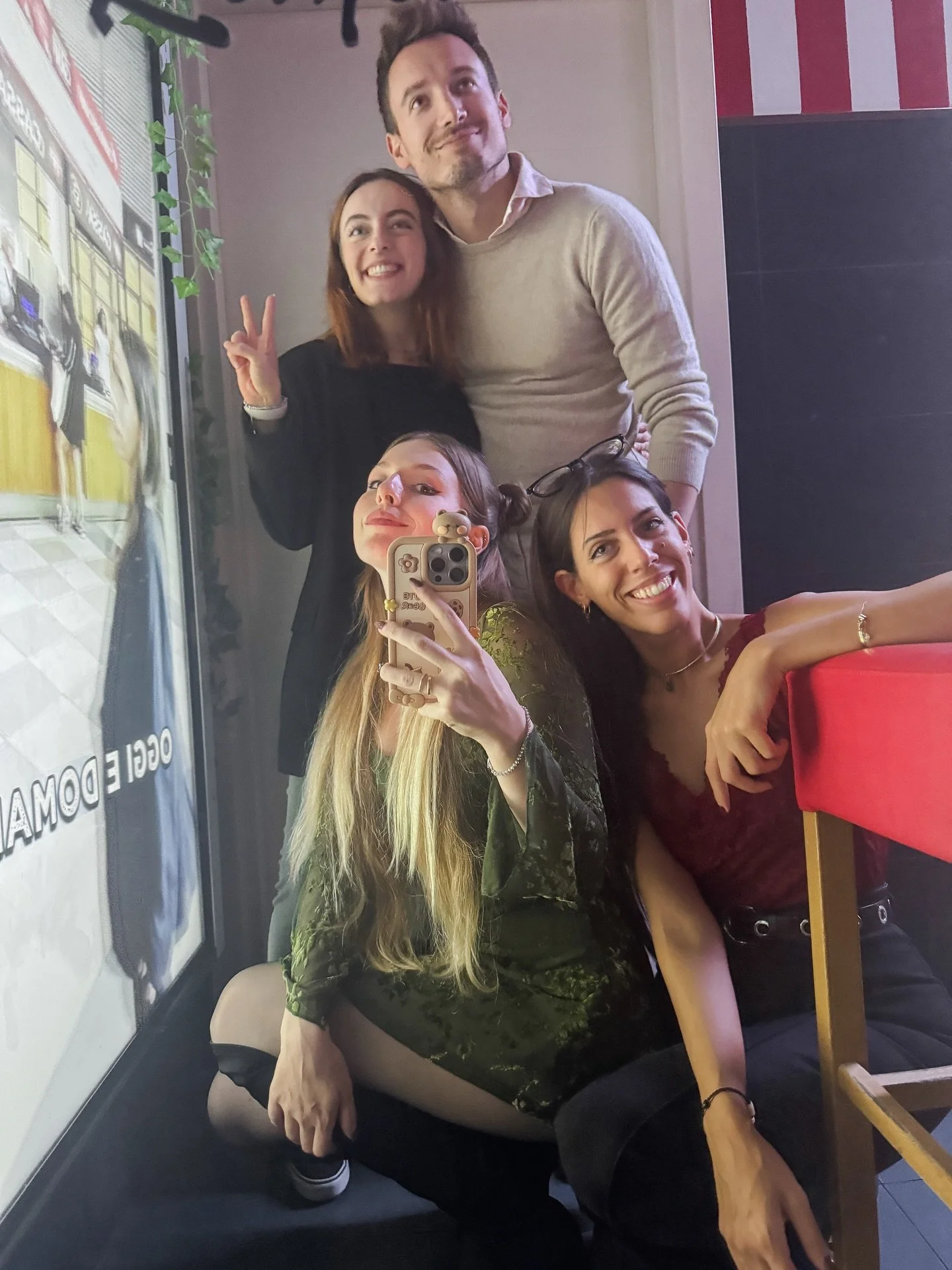 I&rsquo;m a simple 90&rsquo; girl ✨🙋🏼&zwj;♀️ if there&rsquo;s a mirror we are taking a selfie 🤳 

Swipe to 3rd pic for lots of muscle 💪🏻 
.
.

#friend #friendshipgoals #selfie #selfieinthemirror #italianfriends #friendshipgoal #friendshipforever