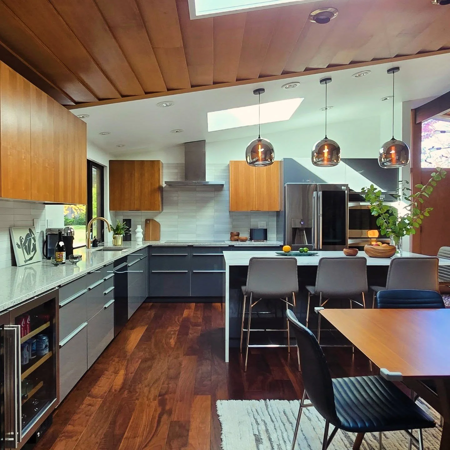 Tannenbaum kitchen renovation, ready for entertaining....

#midcenturyinterior #midcenturydesign #midcenturymodern #modernkitchen #abetannenbaum #abetannenbaumarchitect