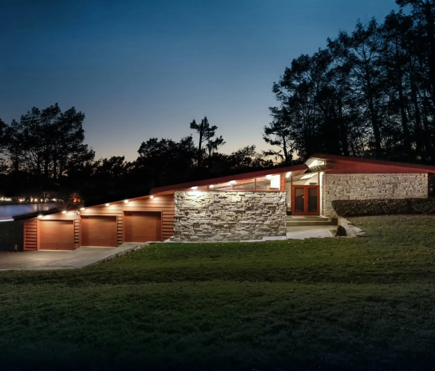 Our Michael P Johnson renovation addressed a small, compartmentalized kitchen, by reconfiguing the space and opening it up to the Living and Dining room areas, without compromising the original character of the space.

with @coach.house.homes

#mcm #