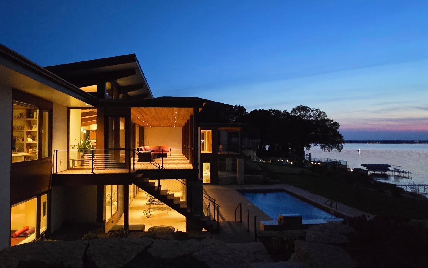 Lake Monona at dusk, our custom modern home design completed in 2025.

Builder @aldopartners
Landscape design @ginkgoleafstudio
Photos @justin.racy
windows @zolawindows
#modernlakehome #modernlakehouse #modern #homedesign #midcenturymodern
