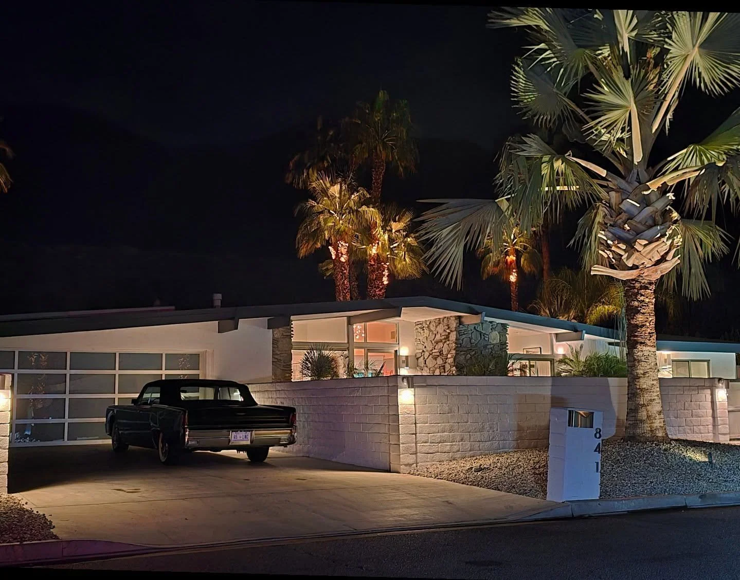 Las Palmas at night... unlimited inspiration and creativity.
@modernism_week 
#modernismweek2026 #midcentury #midcenturymodern