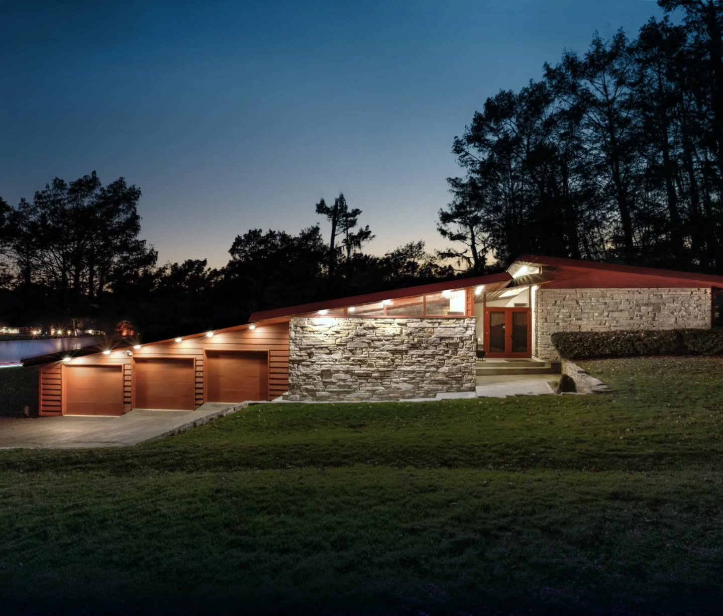 Our Michael P Johnson renovation addressed a small, compartmentalized kitchen, by reconfiguing the space and opening it up to the Living and Dining room areas, without compromising the original character of the space.

with @coach.house.homes

#mcm #