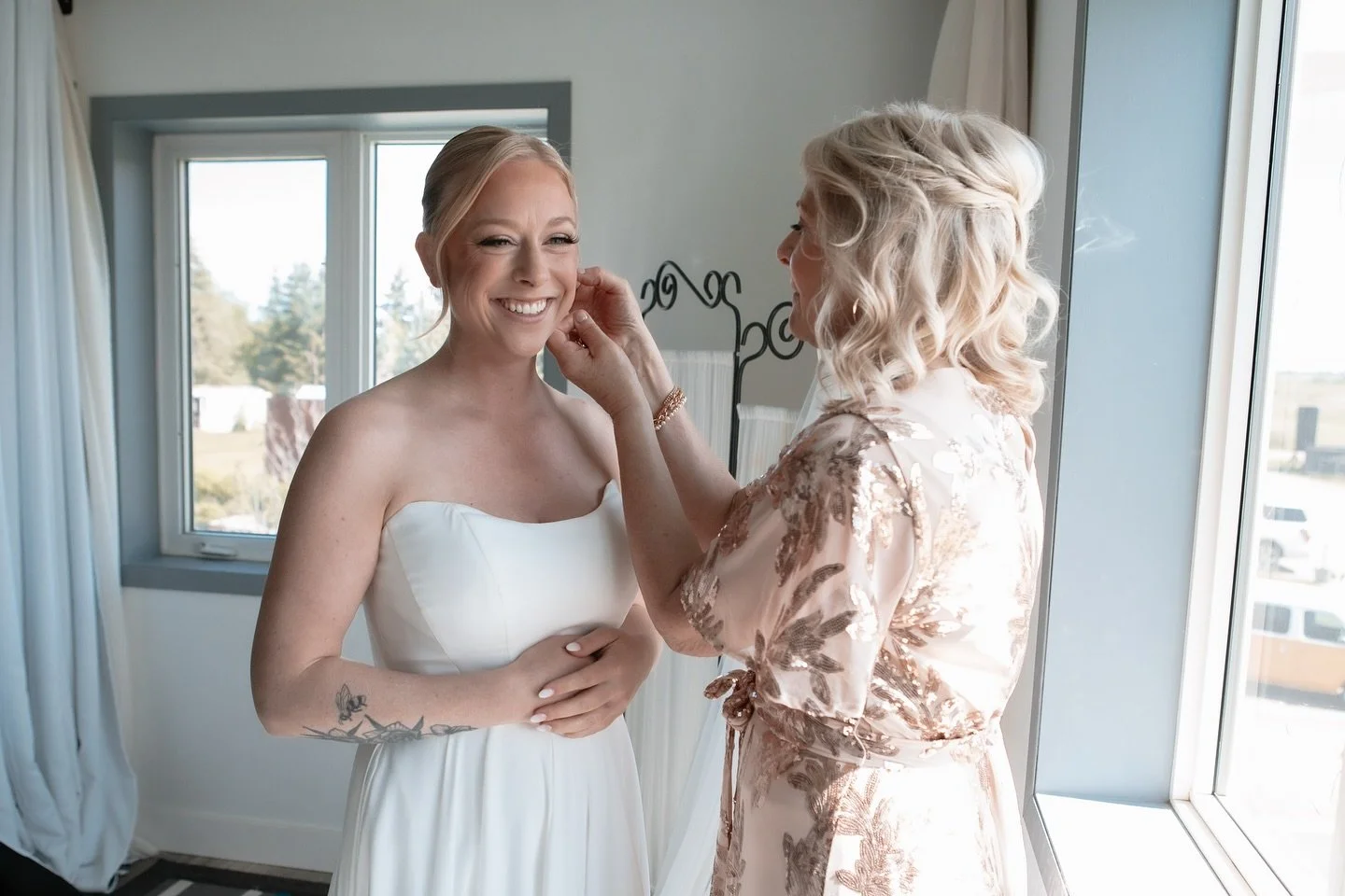 The quiet moments before your big day in our bridal suite 

Our bridal suite boasts over 1200 sq ft. Leaving plenty of room for everyone in your bridal party and more. Filled with natural light, private bathrooms, and its own wet bar, you have everyt