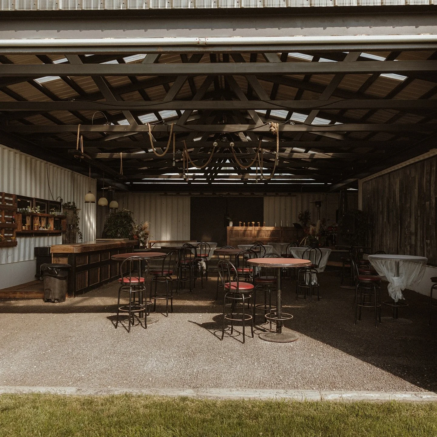 The Speakeasy Seacan - an unexpected gem of Tangled Roots

Perfect for pre ceremony drinks, cocktail hours and more - the indoor outdoor rustic space provides a unique setting for all sorts of celebrations 

Venue: @tangledrootsyeg 
Photographer: @se