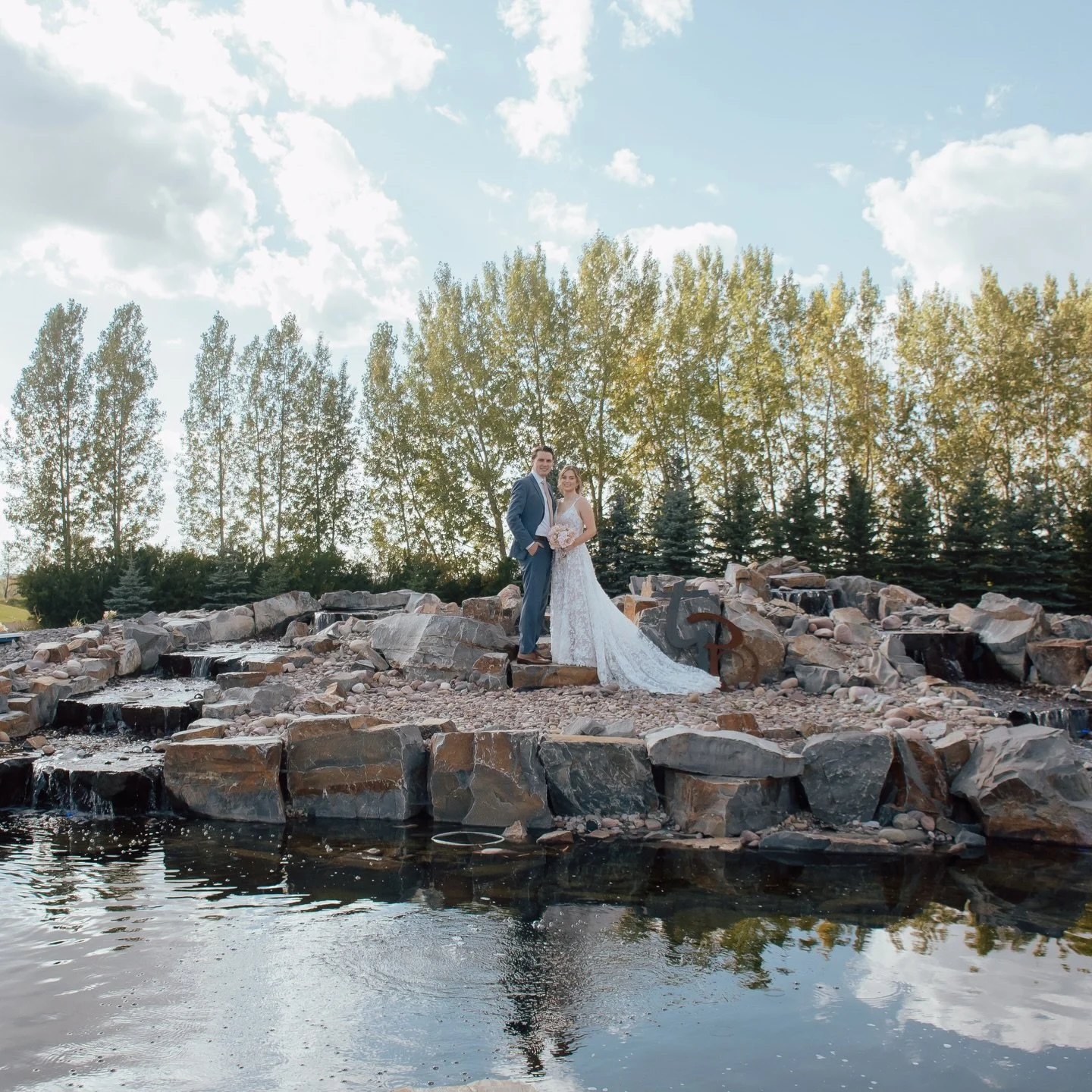 Endless greenery and countless photo backdrops - we love to see people use all areas of our estate to capture their photos 

Venue: @tangledrootsyeg 
Photographer: @alyssamitchellphotography 

#weddingvenueyeg #outdoorweddingvenue #elopementphotograp