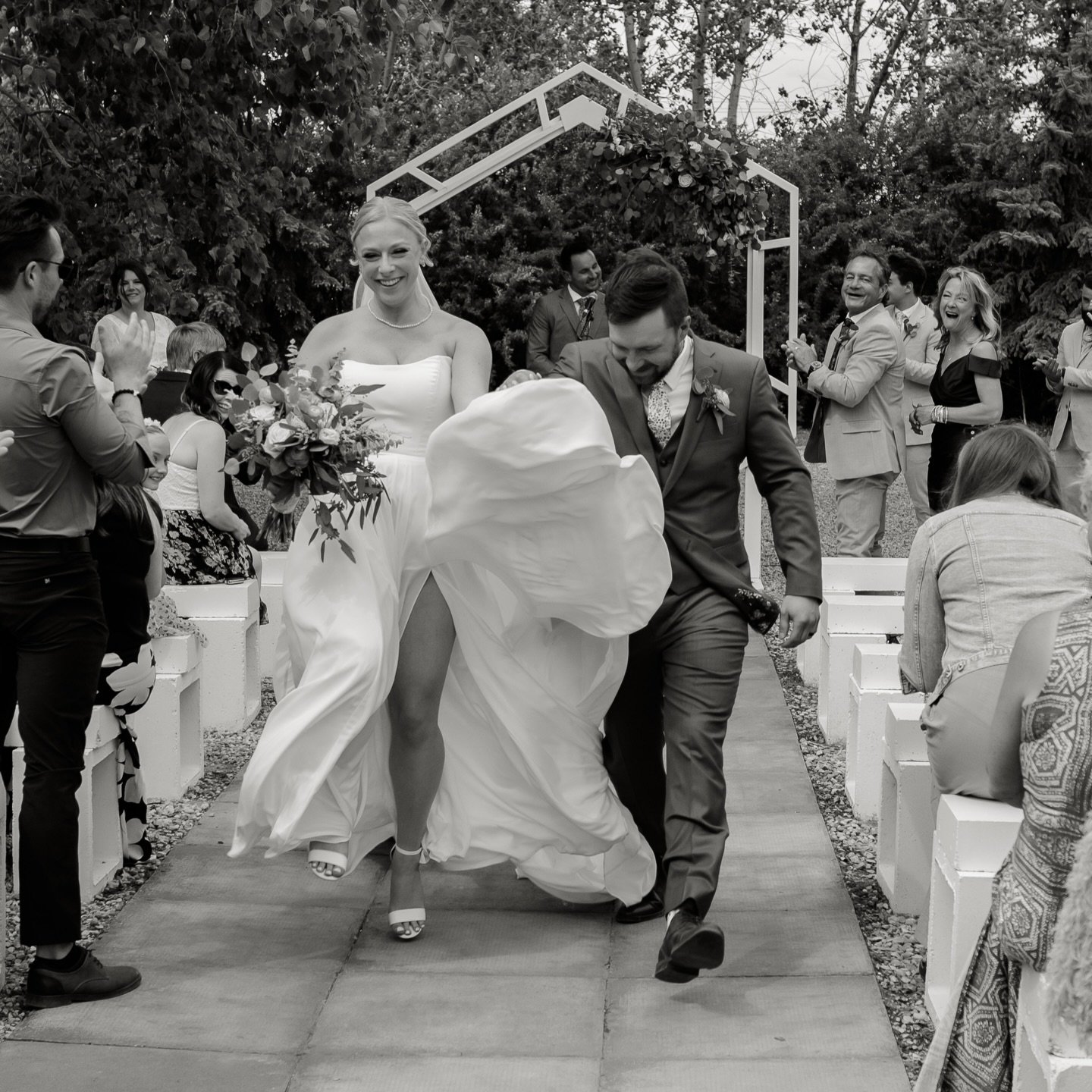 2026 engaged couples your year is coming!! 2025 is flying by and we can&rsquo;t wait to see what&rsquo;s ahead for next year 

Venue: @tangledrootsyeg 
Photographer: @oak.wynn.photography 
Planner: @wynnevents 
Florals: @endless.possibilities_floral 
