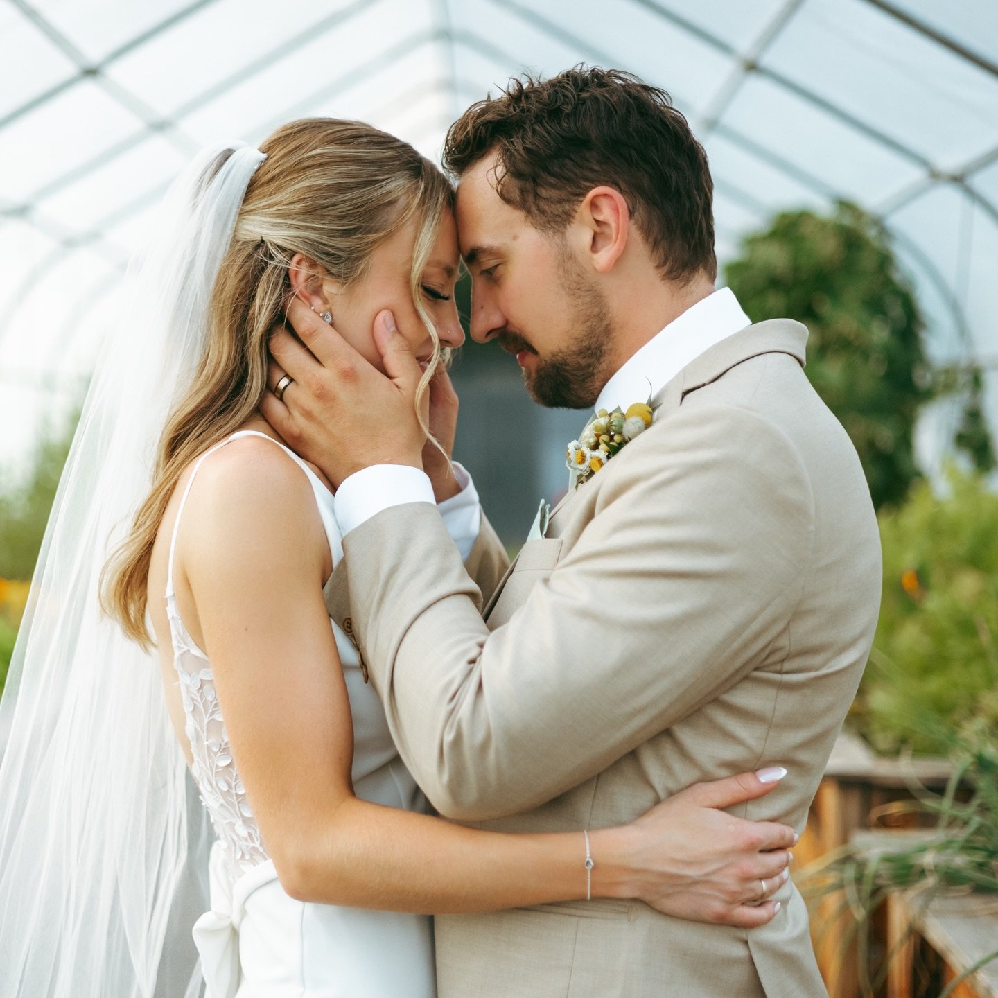 The photo spots at Tangled Roots are never ending - from the expansive open field, to the hidden gems and lush greenhouse, you&rsquo;ll have countless options to snap the best photos 

Venue: @tangledrootsyeg 
Coordinator: @seamlesseventmanagement 
P