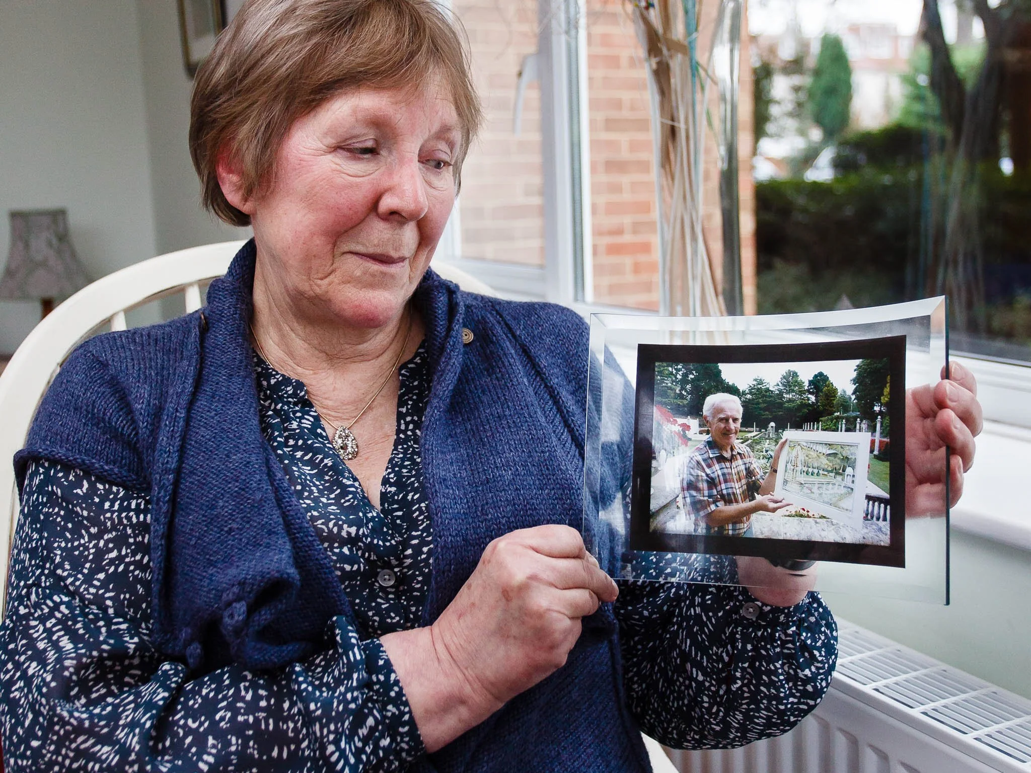 Porträtt av en nybliven änka vars man gick bort i en trafikolycka. Publicerat i Bournemouth Daily Echo.