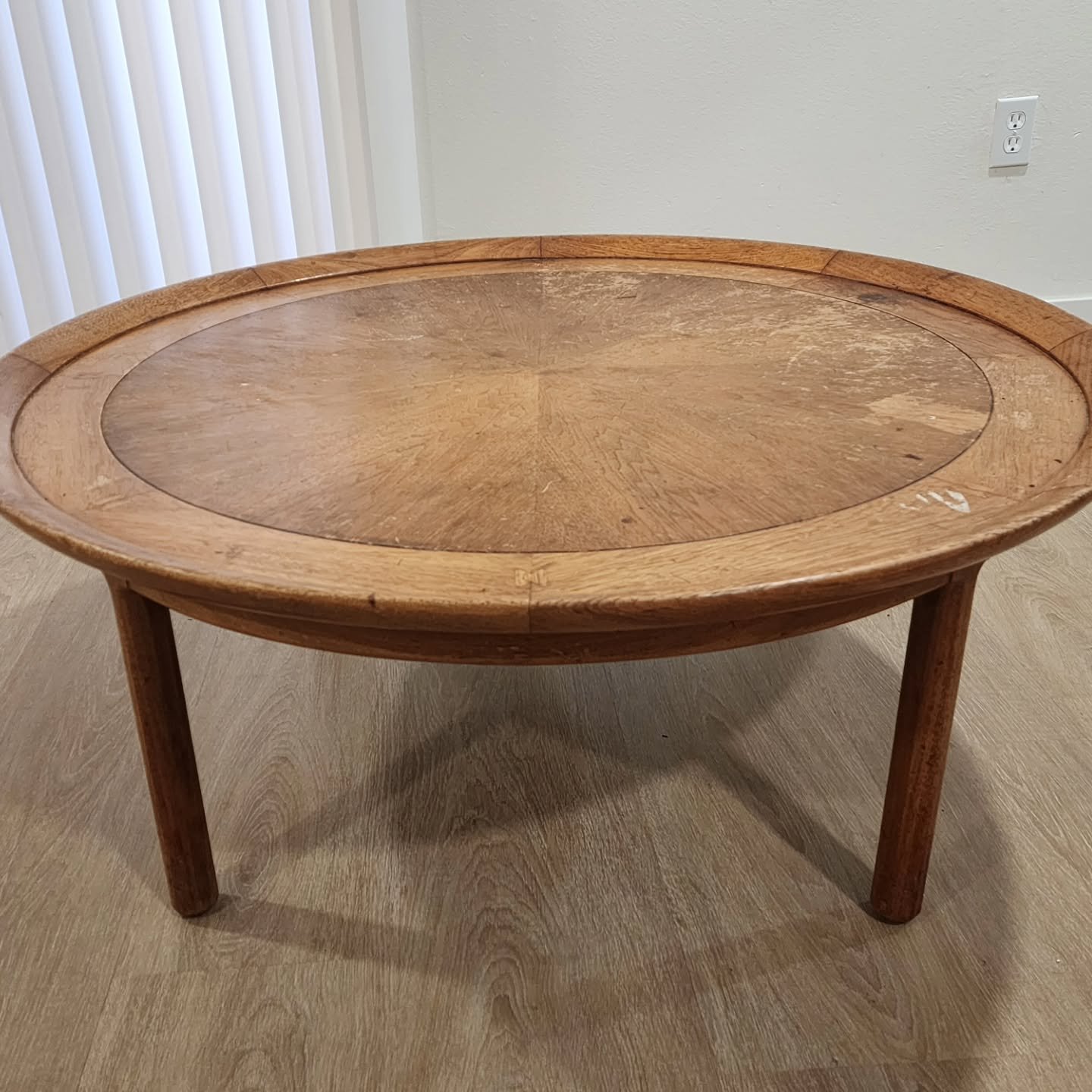 ✨️Coming soon ✨

​I&rsquo;m getting this stunning Tomlinson Sophisticate coffee table ready for its next home. Designed by John Lubberts and Lambert Mulder in the mid-1950s, this piece features the collection&rsquo;s signature "coved" tray-
