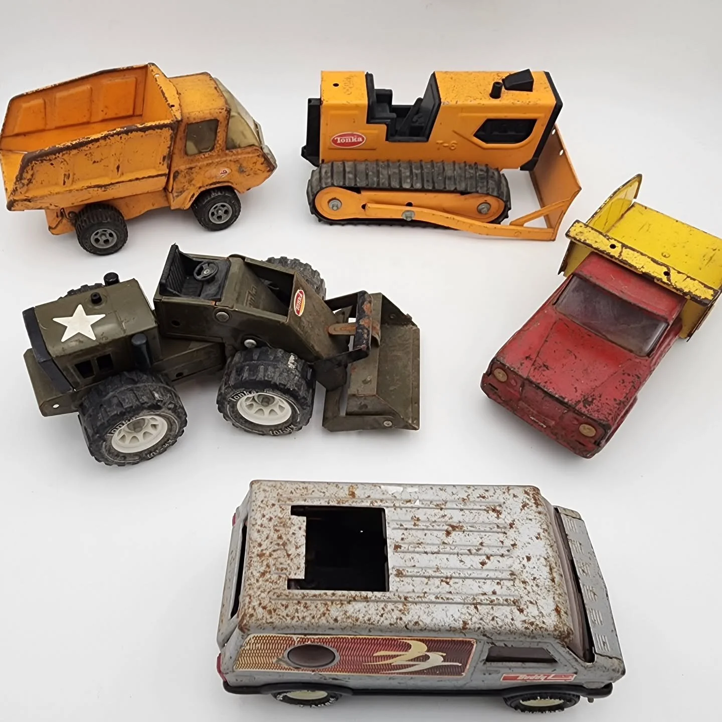 🚧 I&rsquo;m listing this 1970s collection that lived through the golden age of the brand. These pieces were made in the original Mound, Minnesota factory using the same heavy-gauge automotive steel that earned Tonka its legendary "Tonka Tough&q