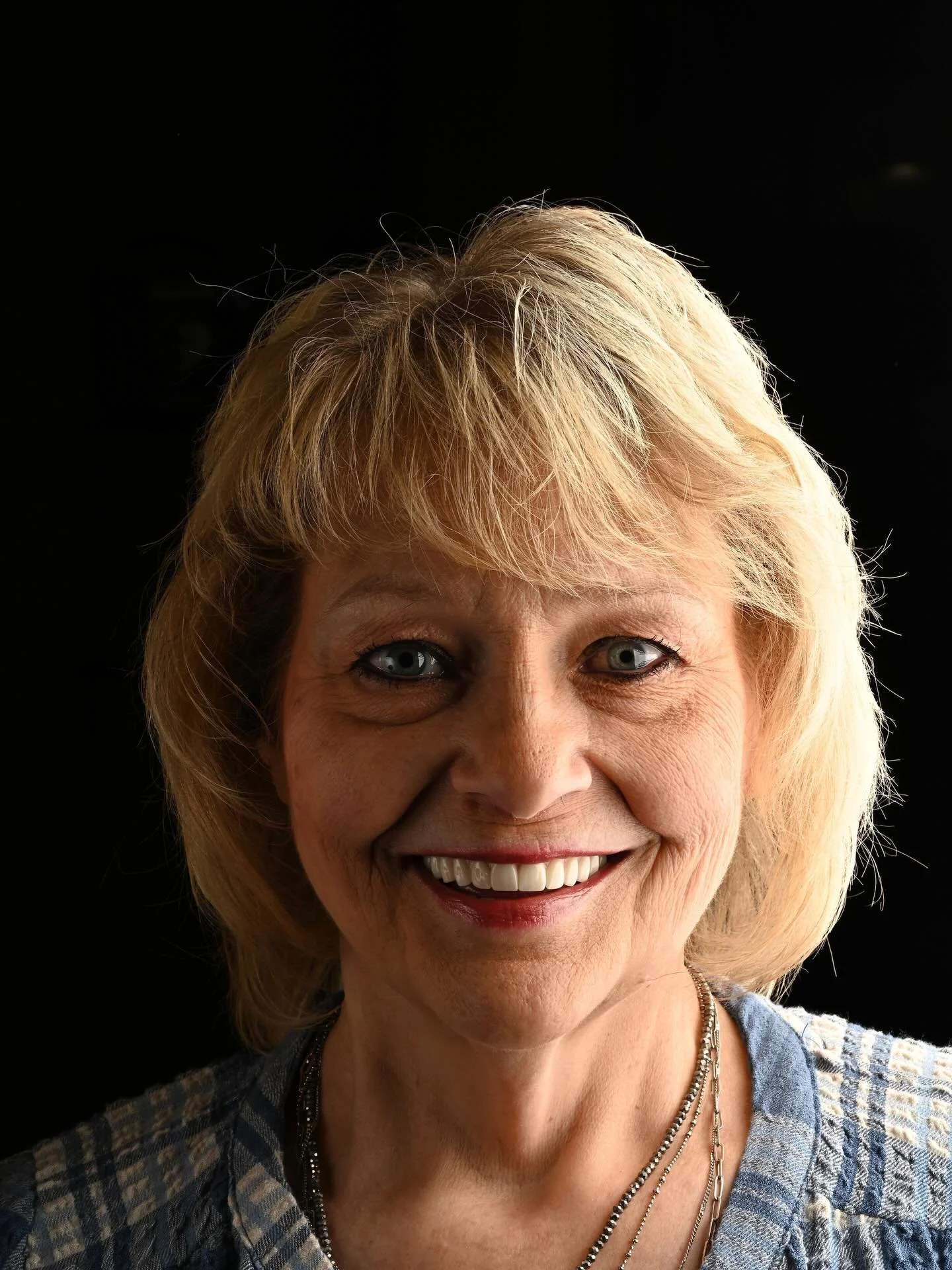 A confident smile, made in a day. Meticulously designed to feel natural and stand the test of time.