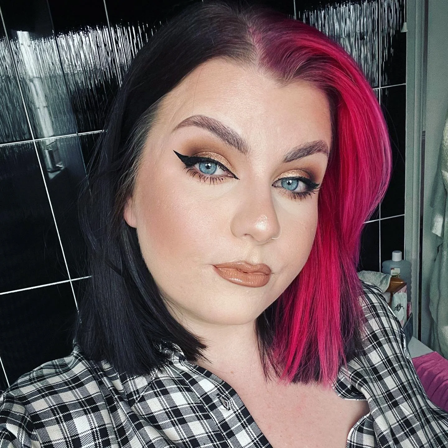 Sassy lil weirdo 🤷🏻‍♀️
𝙱𝚛𝚘𝚠𝚜:
@got2b Glued 4 Brows
@nyxcosmetics Micro brow pencil in Espresso
𝙴𝚢𝚎𝚜:
@maccosmetics Pro longwear paint pot in Painterly
@bperfectcosmetics Antidote palette
@nyxcosmetics Epic ink liner
@maccosmetics