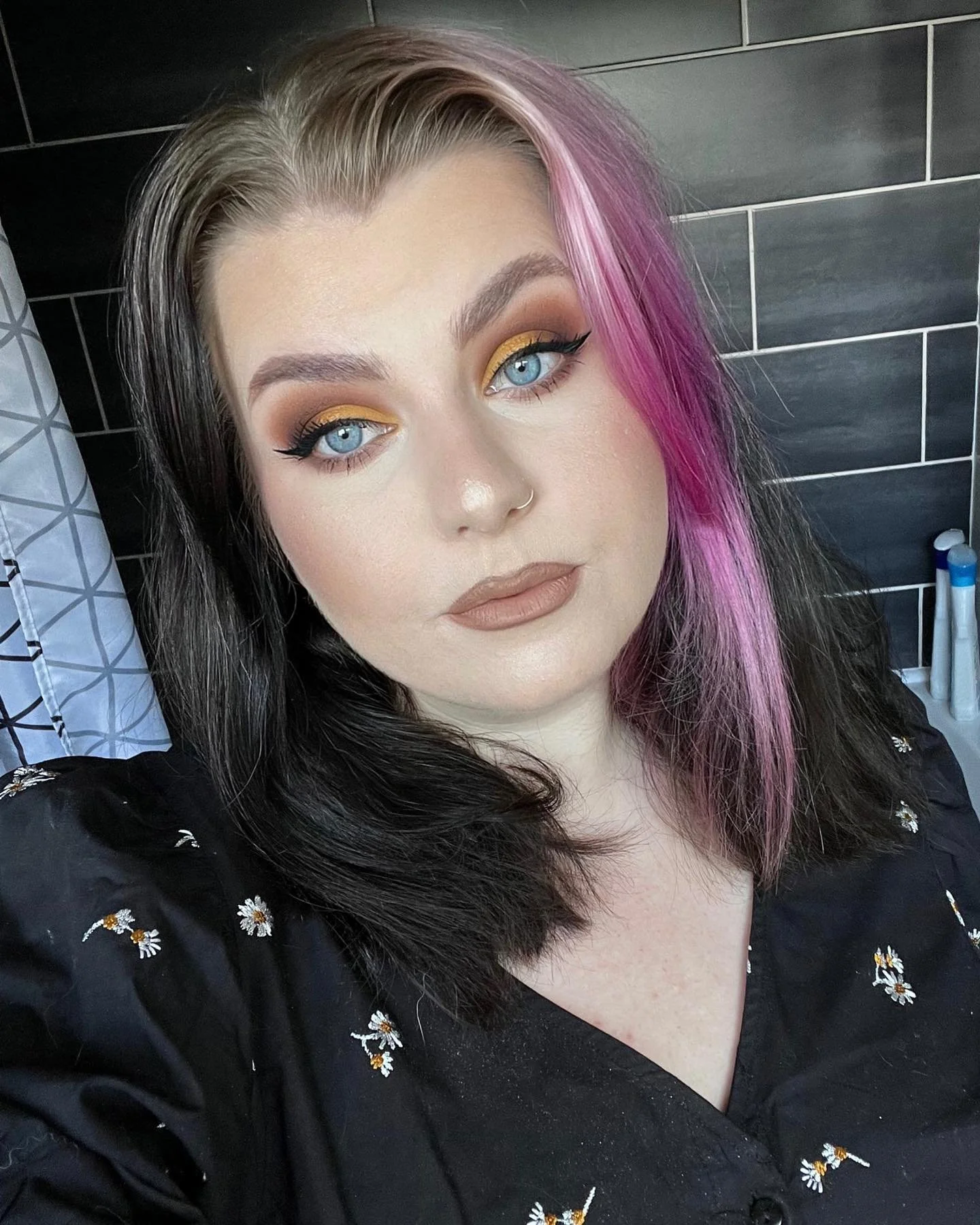 Was feeling kinda cute idk 🤷🏻‍♀️
𝙱𝚛𝚘𝚠𝚜:
@maccosmeticsuk Big boost fibre gel in Stylized
@anastasiabeverlyhills Brow Wiz in medium brown
𝙴𝚢𝚎𝚜:
@plouise_makeup_academy Base in Rumour 0.5
@bperfectcosmetics Antidote palette
@nyxcosm