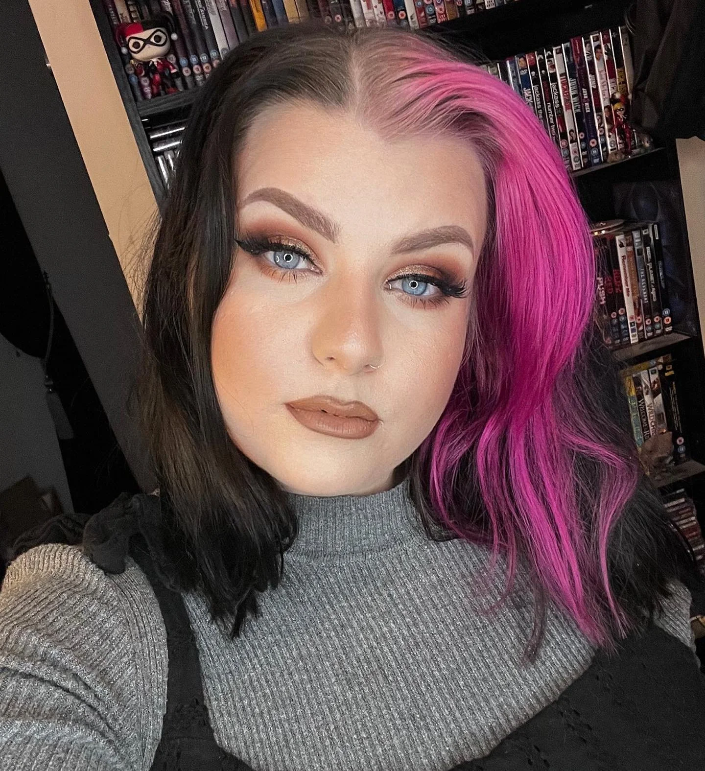 This is definitely not how I look right now
𝙱𝚛𝚘𝚠𝚜:
@maccosmeticsuk Big boost fibre gel in Stylized
@anastasiabeverlyhills Brow Wiz in medium brown
𝙴𝚢𝚎𝚜:
@plouise_makeup_academy Base in Rumour 0.5
@bperfectcosmetics Antidote palette
@ny