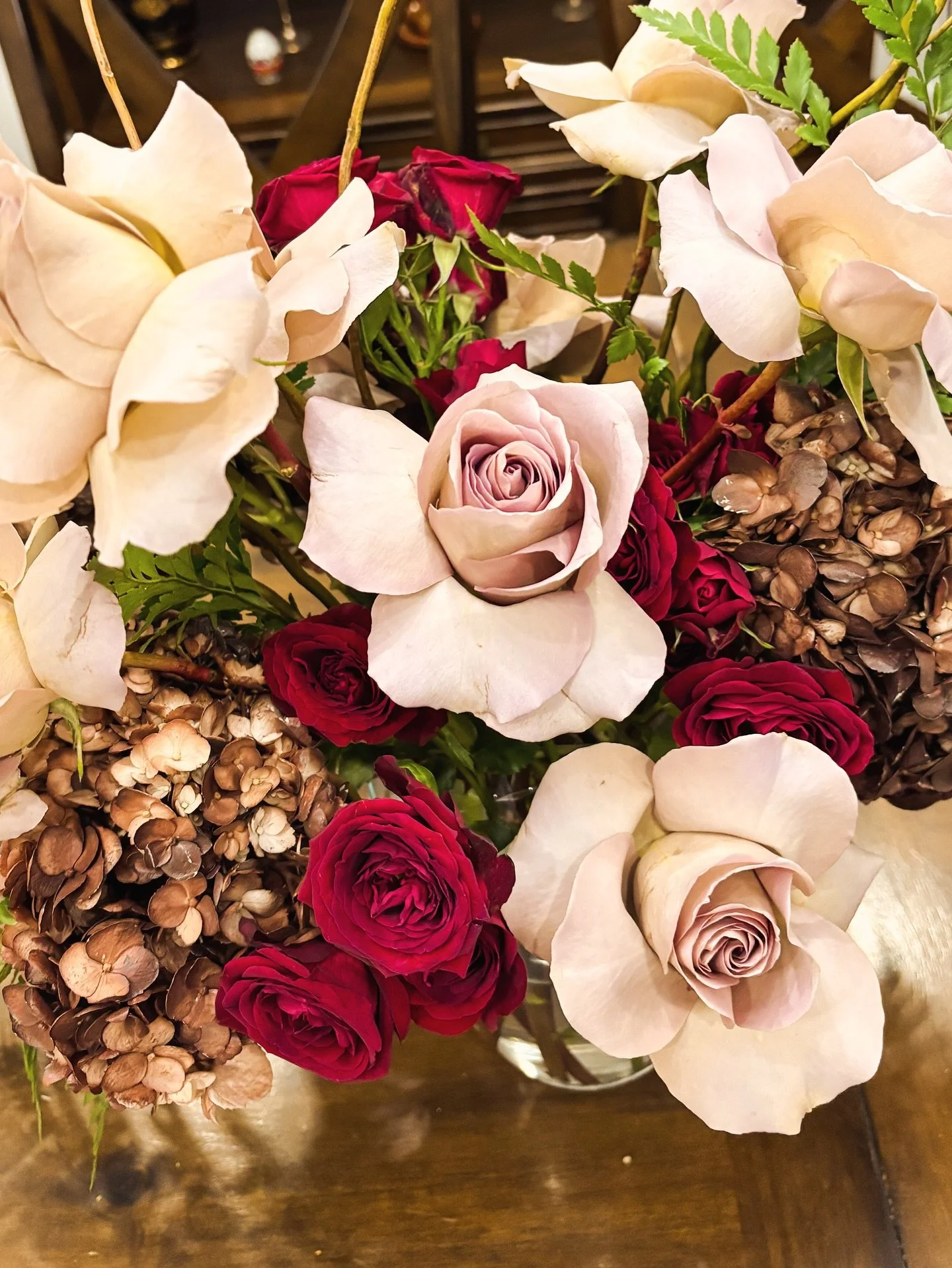 each arrangement, a study in season — thoughtfully curated, always elegant.
#kavafloral #torontoflorist #torontoflowers #roseslover #fallflowers #autumnflowers #floralart #luxuryflowers #torontoevents