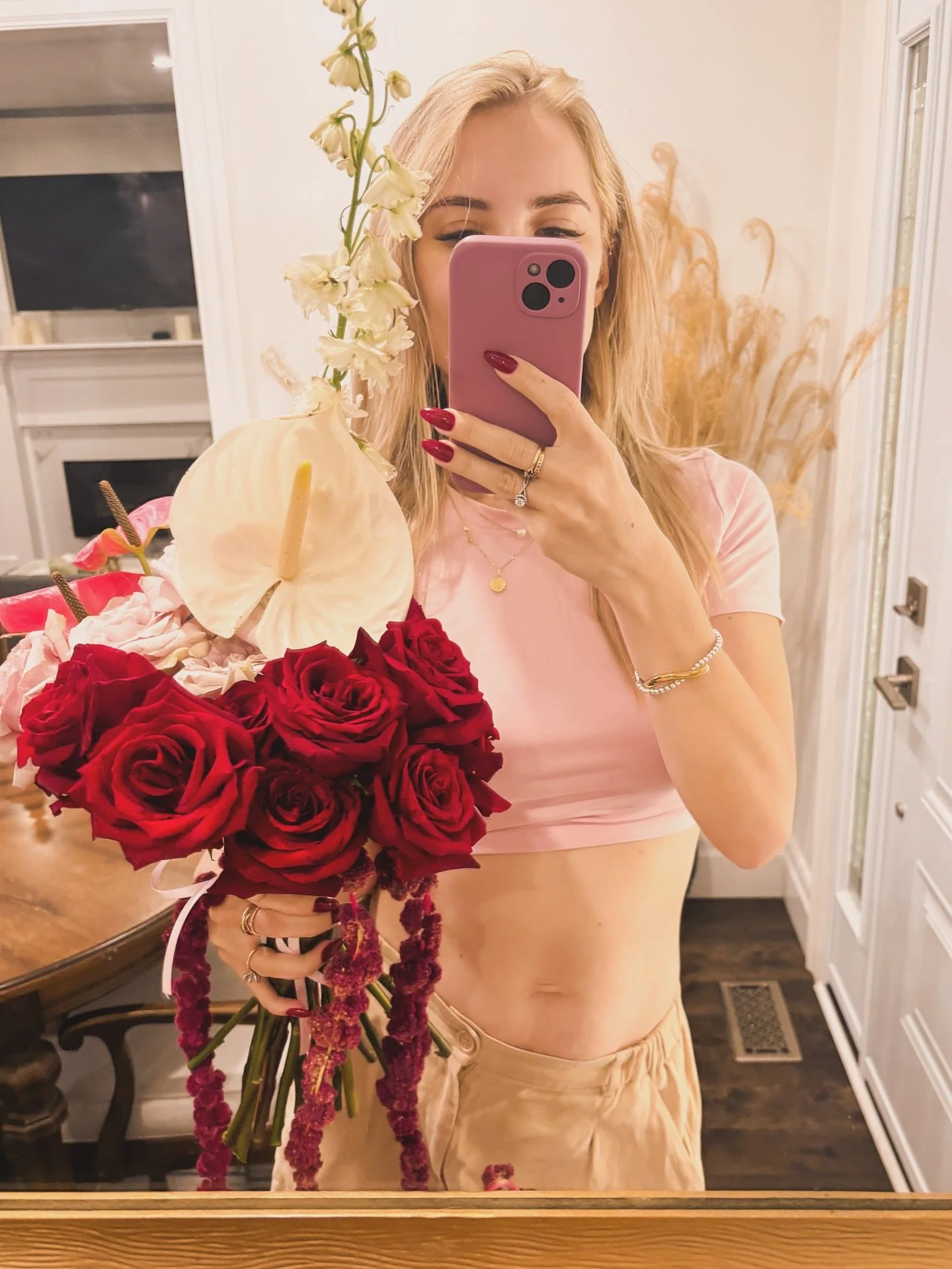 Mirror selfies mandatory with this beauty 🌹 ✨ 
#kavafloral #bridebouquet #bridalbouquet #bouquet #roses #anthuriums #modernflorals #flowerstyles #torontoflowers #torontobride #selfiee