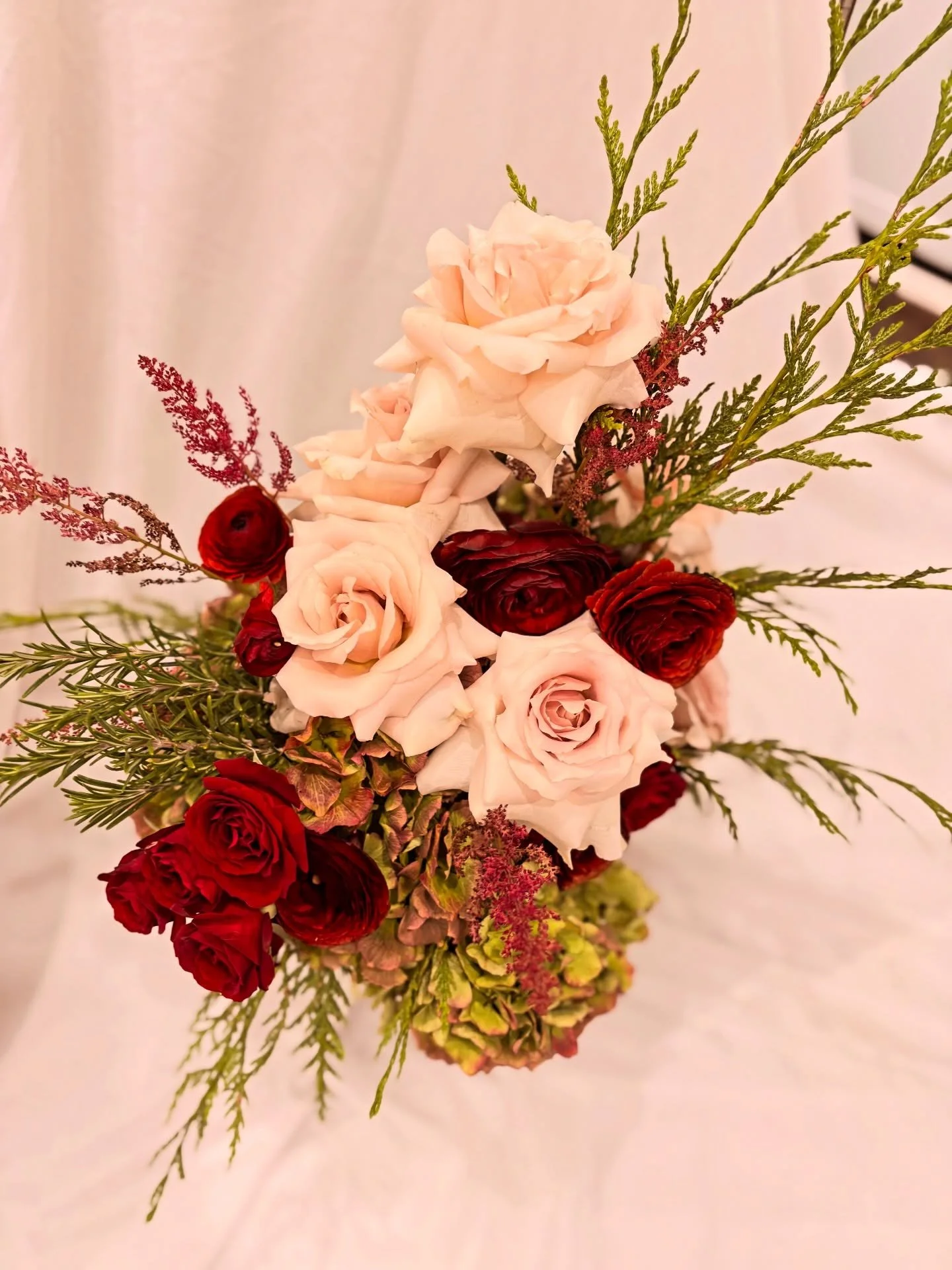 frosty petals and ever greens - a soft warm touch when it&rsquo;s cold outside! ❄️ 🌹 

#flowerstagram #floral #floralart #winterflowers #torontoflorist