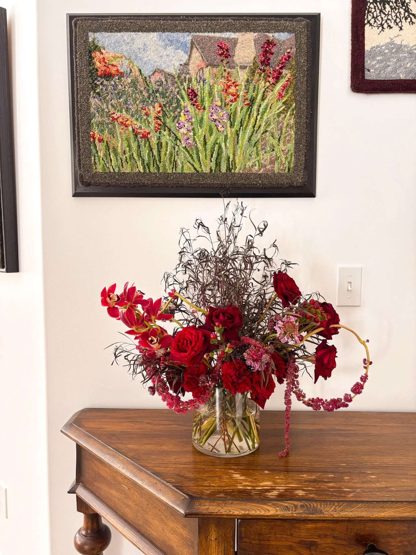 sometimes it&rsquo;s just about the art ✨ 🖼️ 🌹 

featuring my talented mother in law @crowsfoot.studio gorgeous rugs

#torontointeriordesign #floristtoronto #florist #modernflowers #contemporanyart