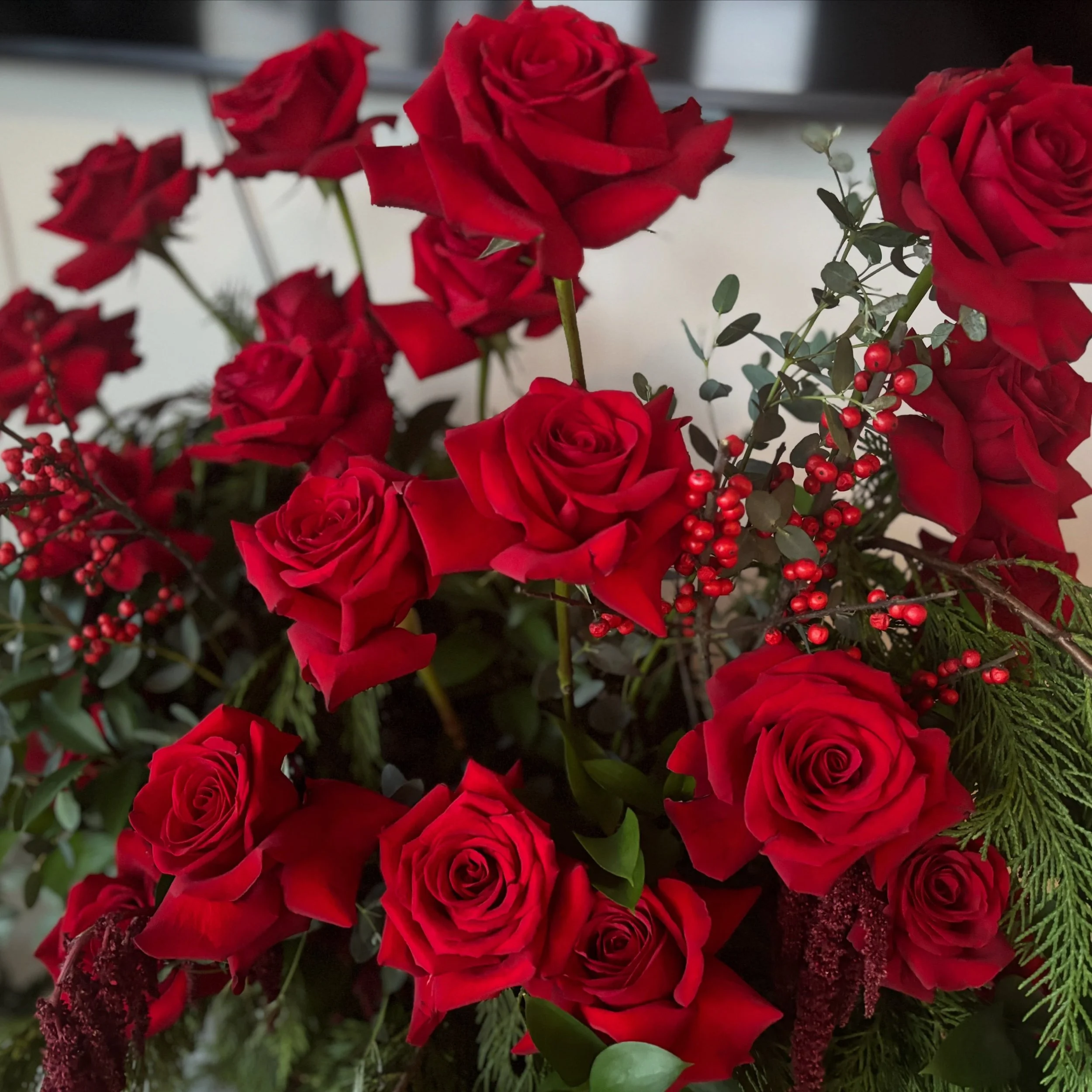 #tbt the holiday party with the hottest florals 🥵 🔥 
@ariannebilas @emmahanks 

#redrose🌹 #flowerporn #torontoflower #weddingflorals