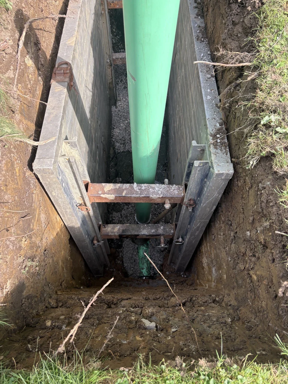 Sewer repair in a shored trench with a trench box