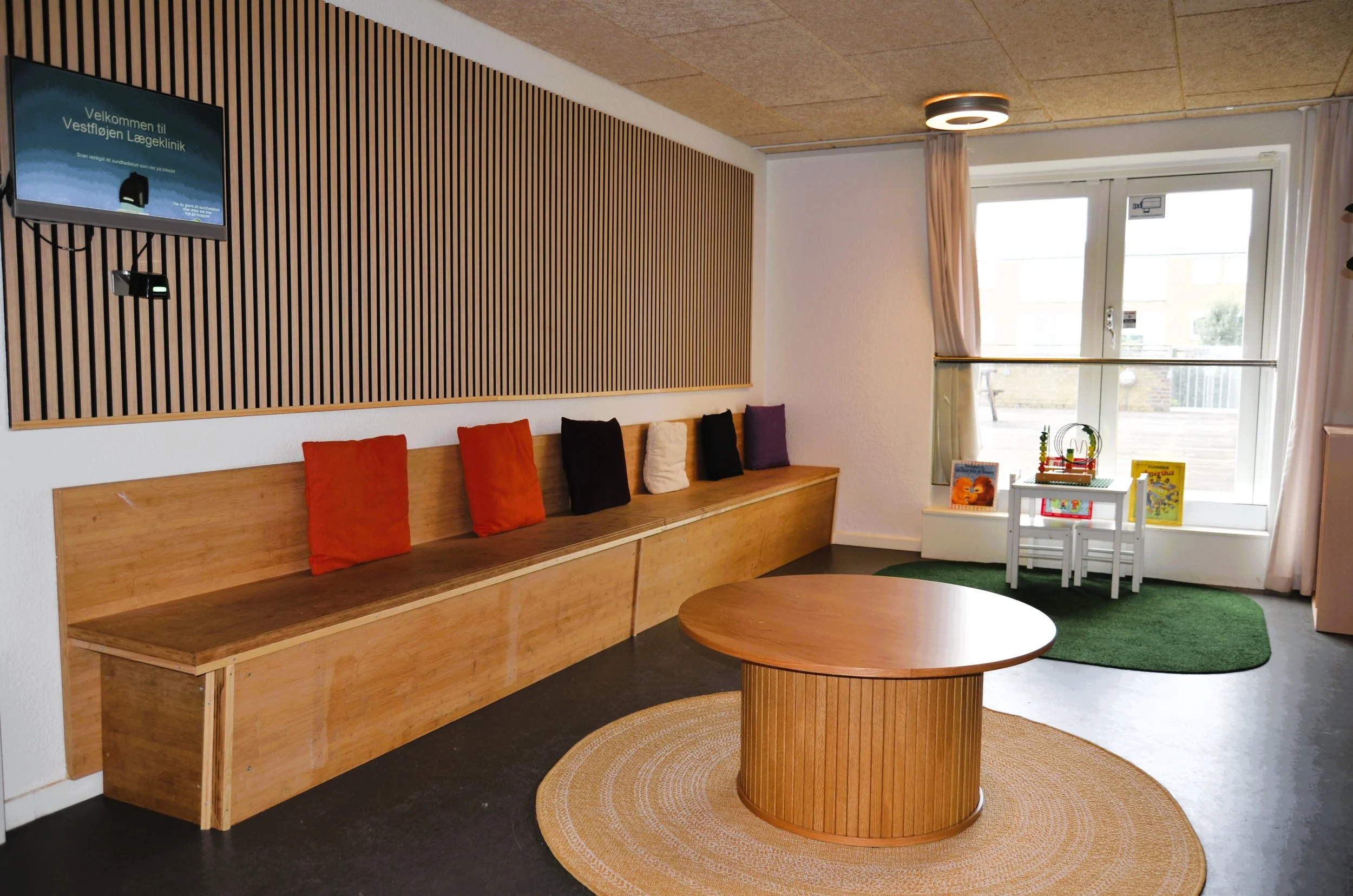 Hos Vestfløjen Lægeklinik ønsker vi at gøre dit besøg så trygt, enkelt og behageligt som muligt. På denne side finder du praktiske oplysninger om tidsbestilling, ankomst, parkering, tilgængelighed og kontakt til klinikken.