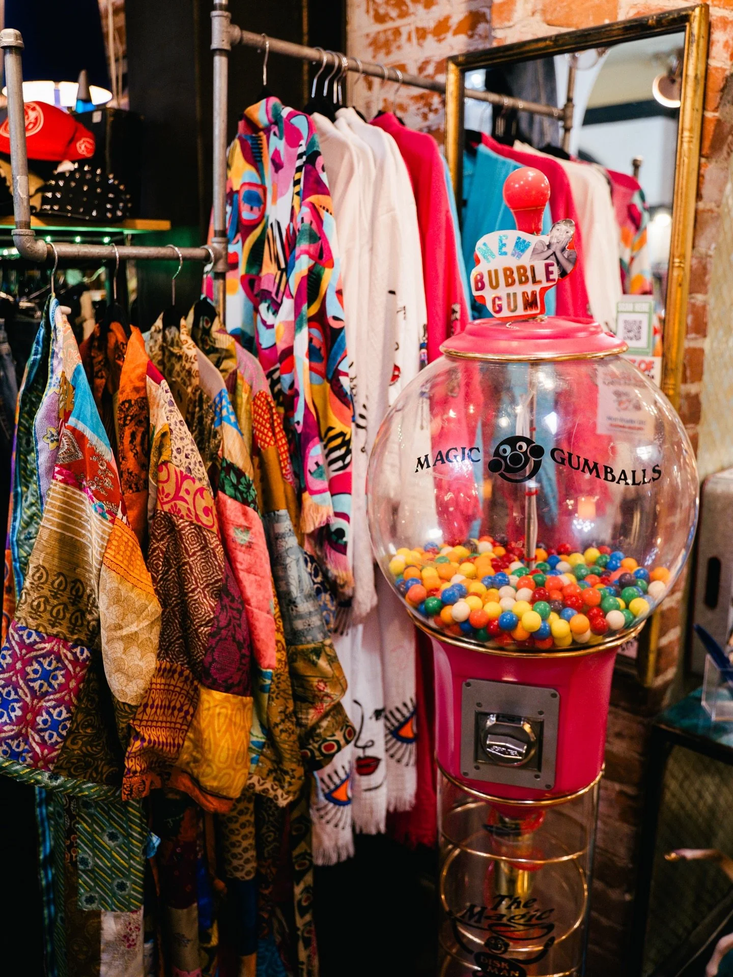 Thrifting urge? 👚👜 Feed it. It&rsquo;s Friday.

@sb.urbanfleamarket waits for you 🕺