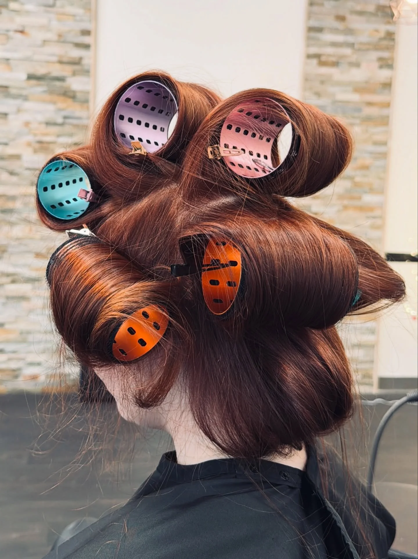 Roller sets making a quiet comeback.
Swipe for the result.

@domdomhair rollers only 😉
Appointments available via the link in our bio.

#sugarhillhairsalon #bufordhairsalon #atlhairsalon #northgahairsalon #gwinnettcountyhairsalon