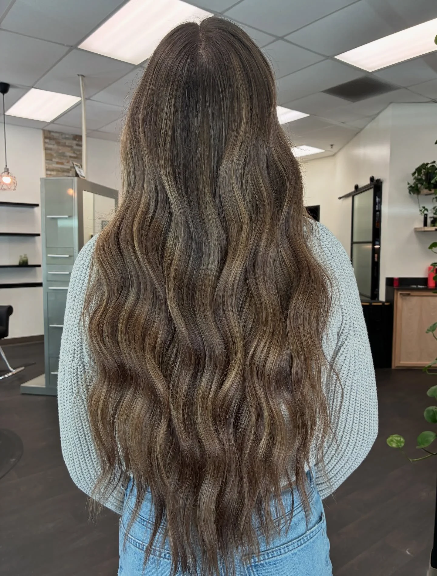 Our lived in specialist does it again ✨

@hairbyaddiekate took her client from a solid brown to this gorgeous dimensional brunette

The blend just hits 😮&zwj;💨 
&amp; now this client will have the perfect summer glow that will last all season 

Wan