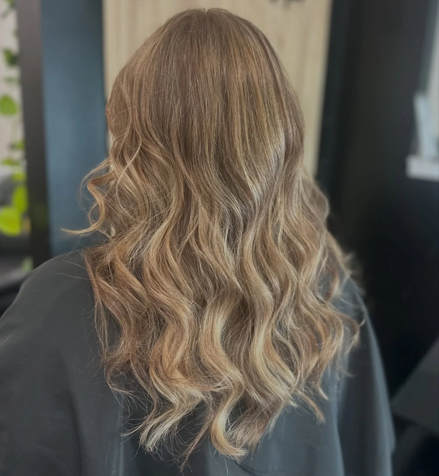Obsessed with this transformation by @paulaglamhair 🤍

If you&rsquo;ve been wanting hair like this, this is your sign to stop waiting and book it.

We specialize in lived-in color + extensions designed to work with your hair, not against. Think your