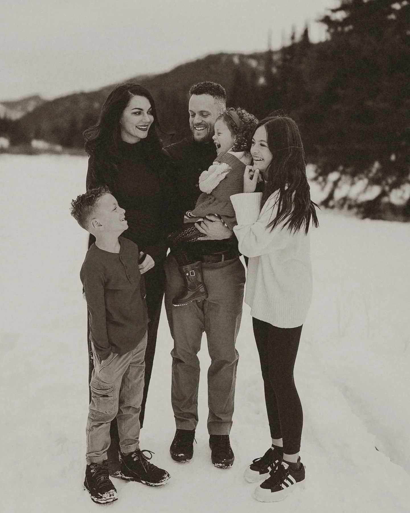 One of the sweetest families 🤍 They also managed to look THAT good while we were all freeeezing! 

&bull;
&bull;
&bull;
&bull;
#utahweddingphotographer #elopementphotographer #authenticlovemag #destinationphotographer #junebugweddings #greenweddings