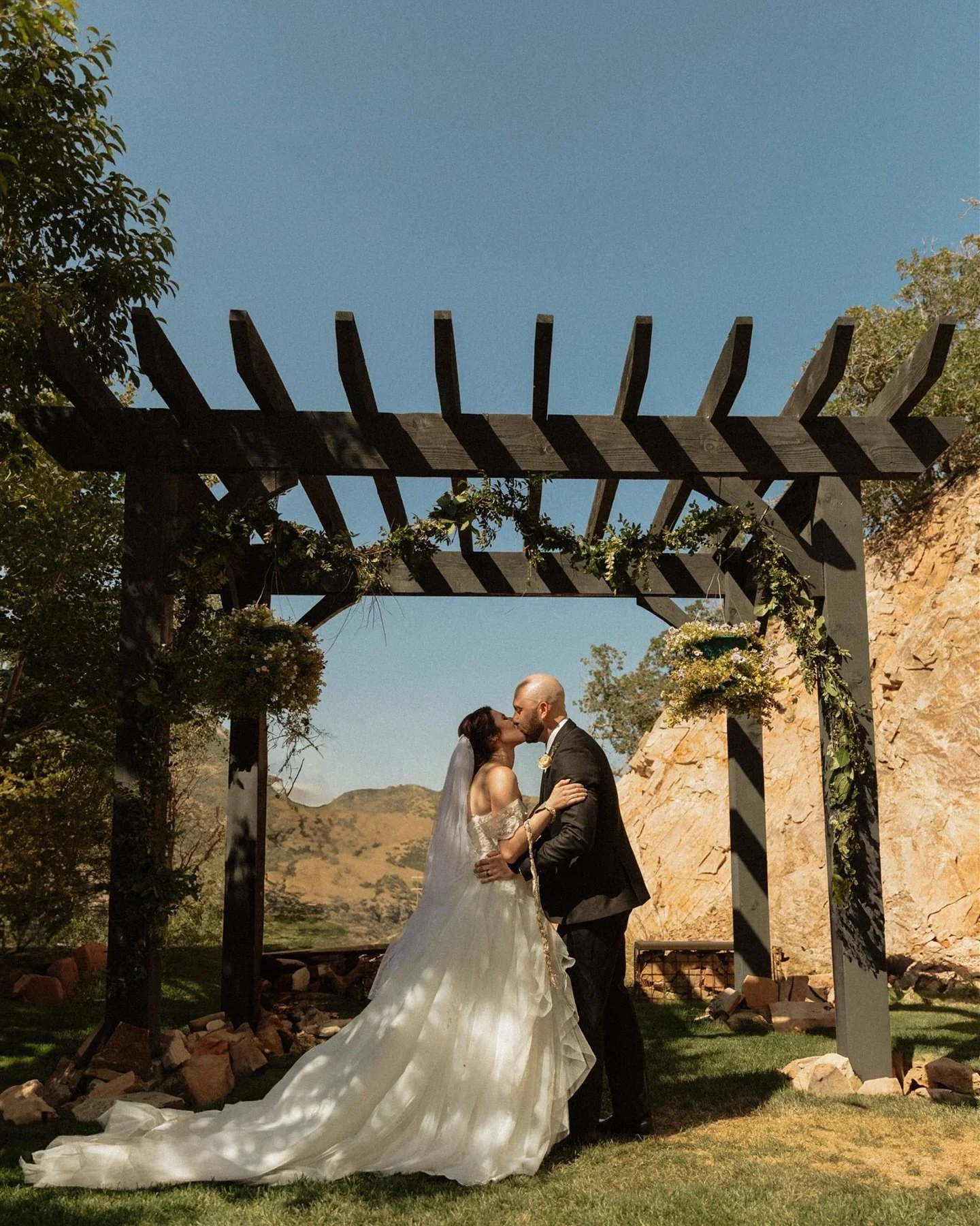 I absolutely adore these two! Happy 3 months of marriage and the cutest wedding 💍🤭

&bull;
&bull;
&bull;
&bull;
#utahweddingphotographer #elopementphotographer #authenticlovemag #destinationphotographer #junebugweddings #greenweddingshoes #elopemen