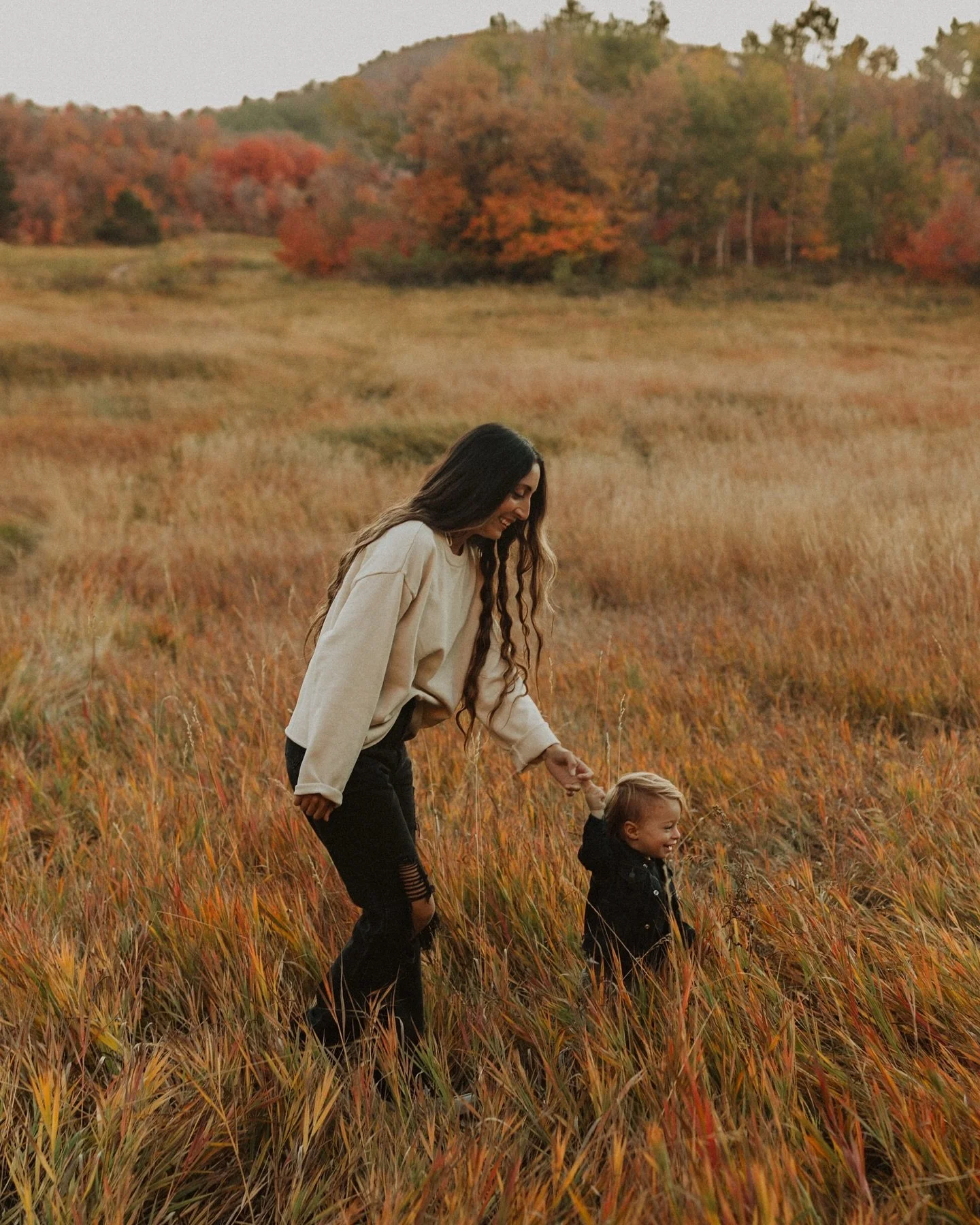 I&rsquo;m gonna miss the fall colors 🍂

&bull;
&bull;
&bull;
&bull;
#utahfamilyphotographer #utahphotographer #portraits #lifestylephotography #letthekids #lemonadeandlenses #thefamilyphotoblog #photobugcommunity #portraitmood #familyphotography #th