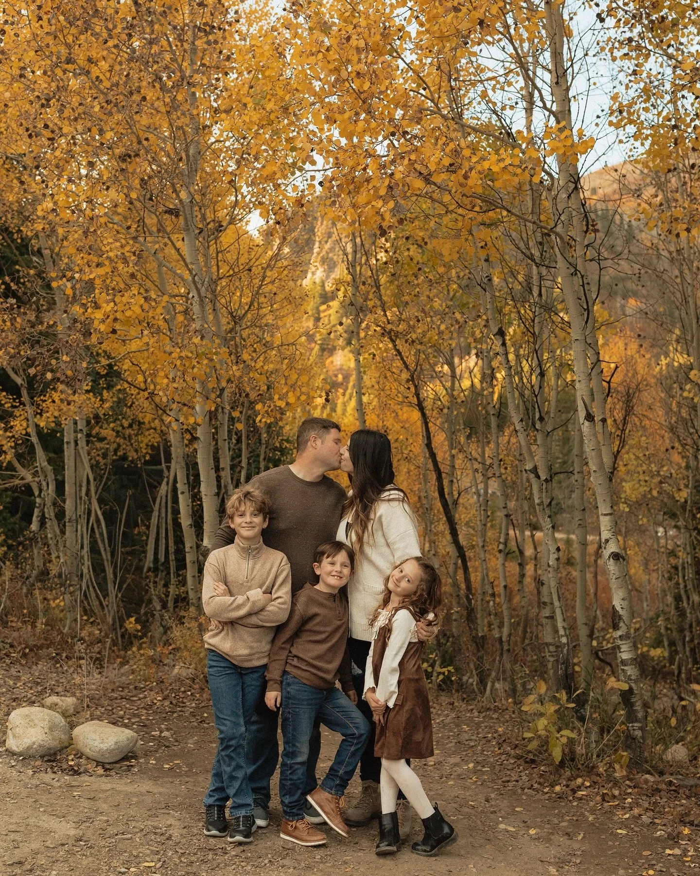 Julianna has worked with me every fall since she had her boy and this year she got to add a few more people in there. Such a cute blended family!! 🥹🤍 &bull;

&bull;
&bull;
&bull;
#utahfamilyphotographer #utahphotographer #portraits #lifestylephotog