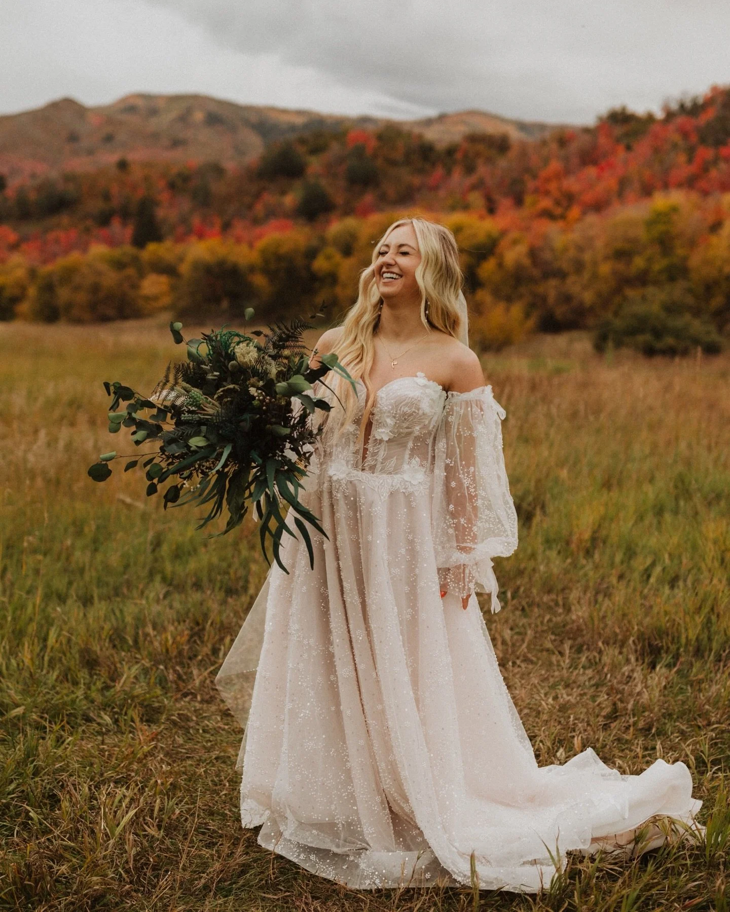 Still one of my fav sessions and wedding dresses 🍂🤭

&bull;
&bull;
&bull;
&bull;
&bull;
#utahweddingphotographer #elopementphotographer #utahphotographer