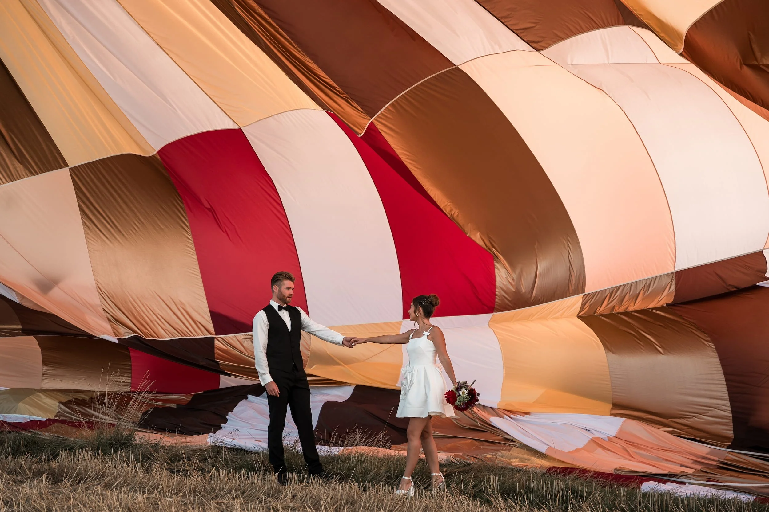 Ballooning Crew_Country Side Styled Wedding Shoot_Brautpaar unter der Hülle 2.jpg