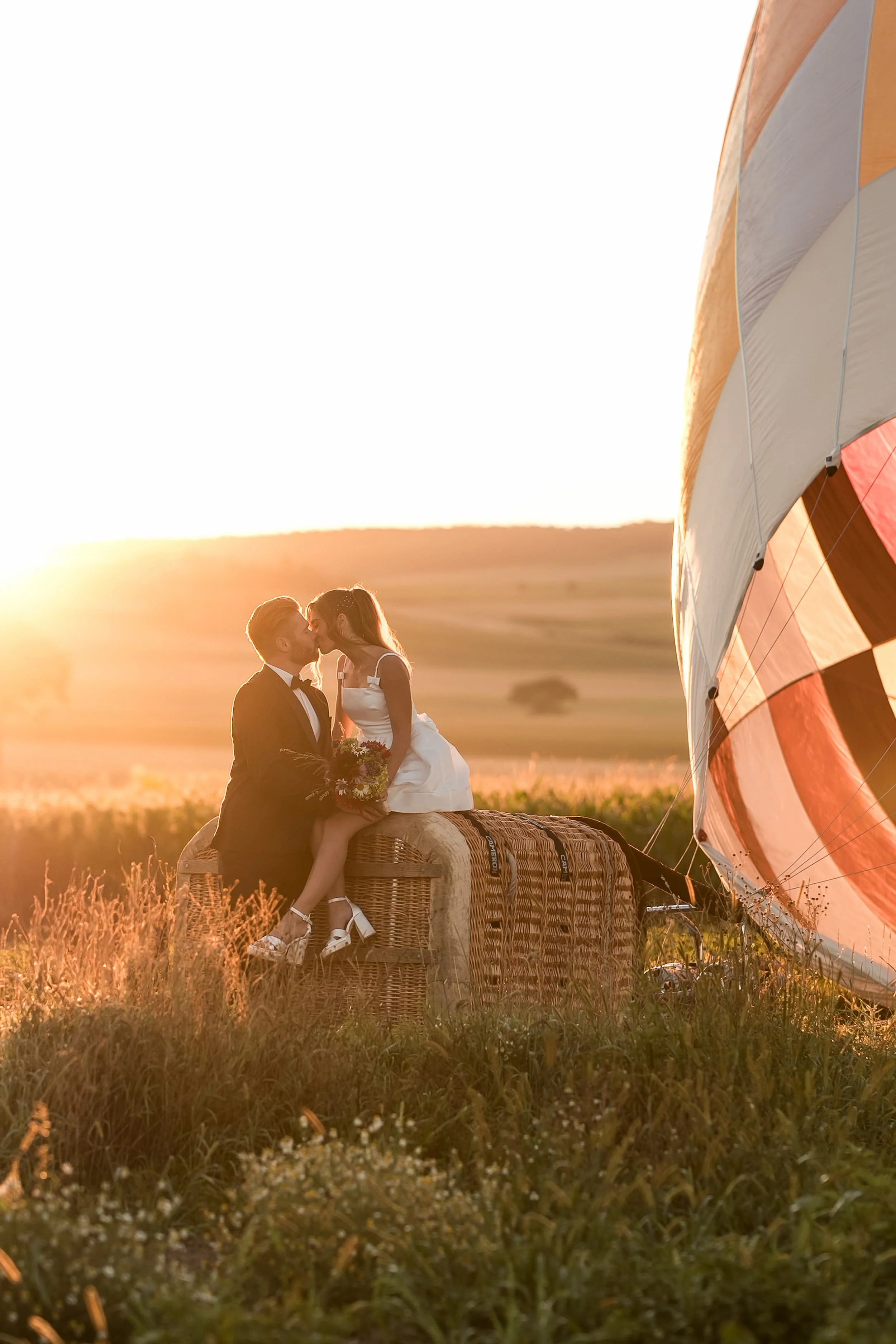 Ballooning Crew_Country Side Styled Wedding Shoot_Sonnenaufgang_Brautpaar am Korb 2.jpg
