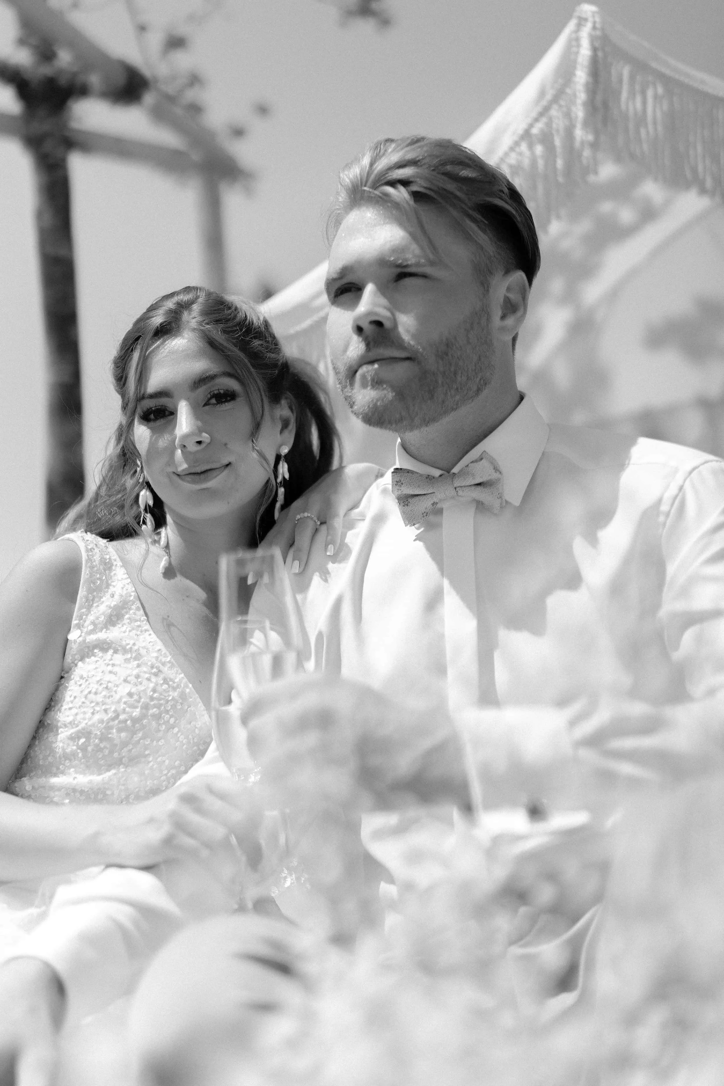 Ballooning Crew_Modern Garden Styled Wedding Shoot_Wedding Picnic_Brautpaar Schwarzweiß.jpg