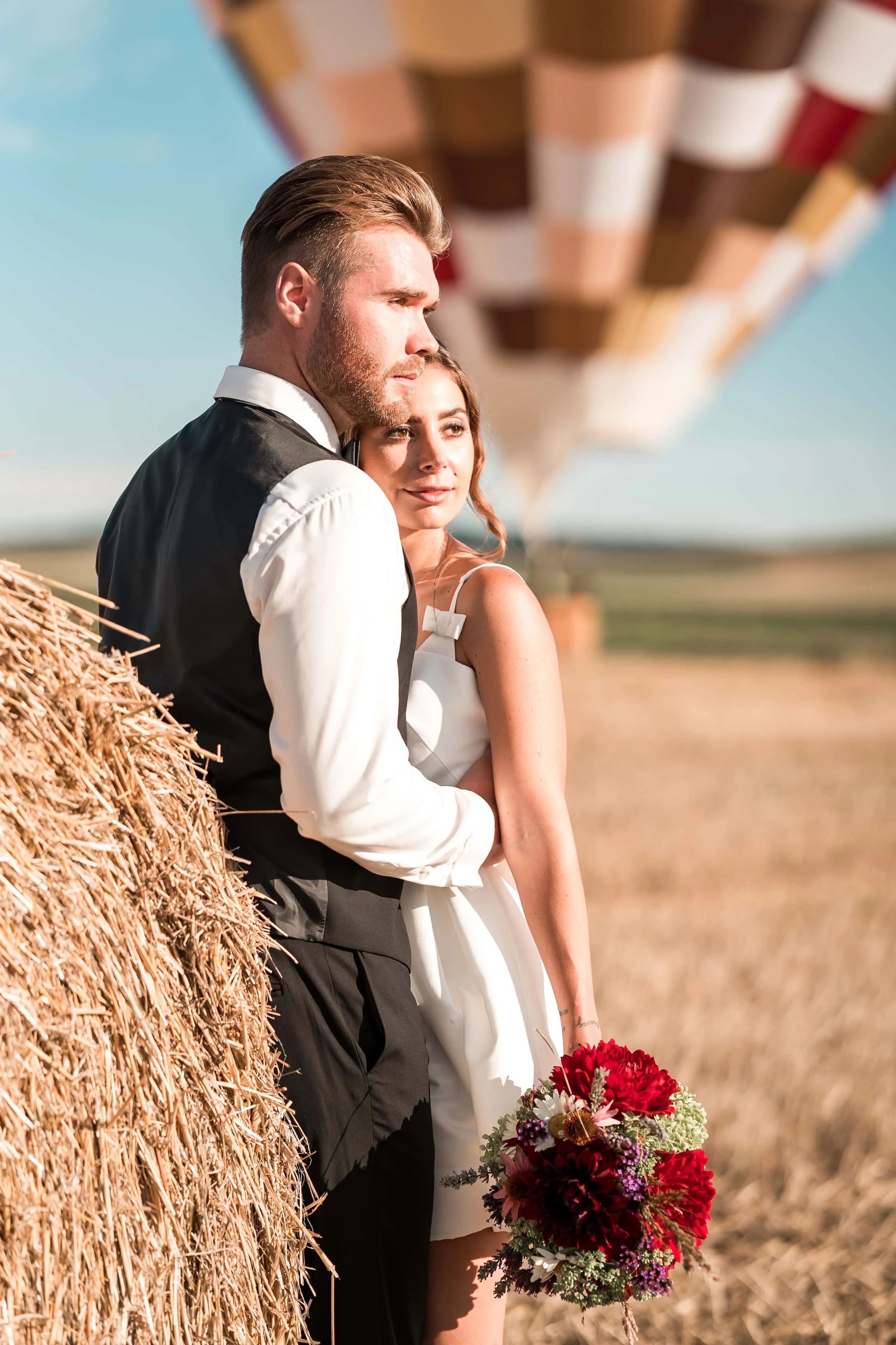 Ballooning Crew_Country Side Styled Wedding Shoot_Brautpaar träumt vor dem Heißluftballon.jpg
