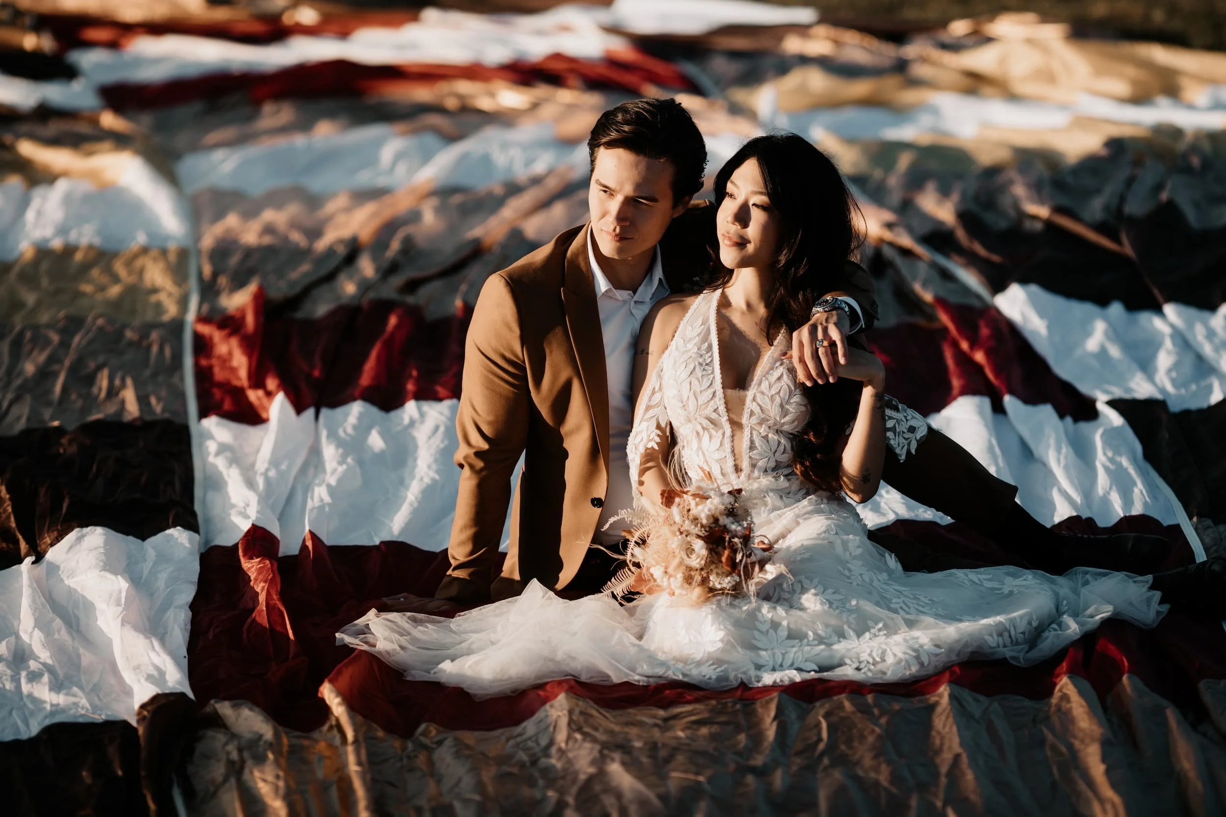 Ballooning Crew_Autumn_Styled_Wedding_Photoshoot_Brautpaar auf Heißluftballon_1.jpg