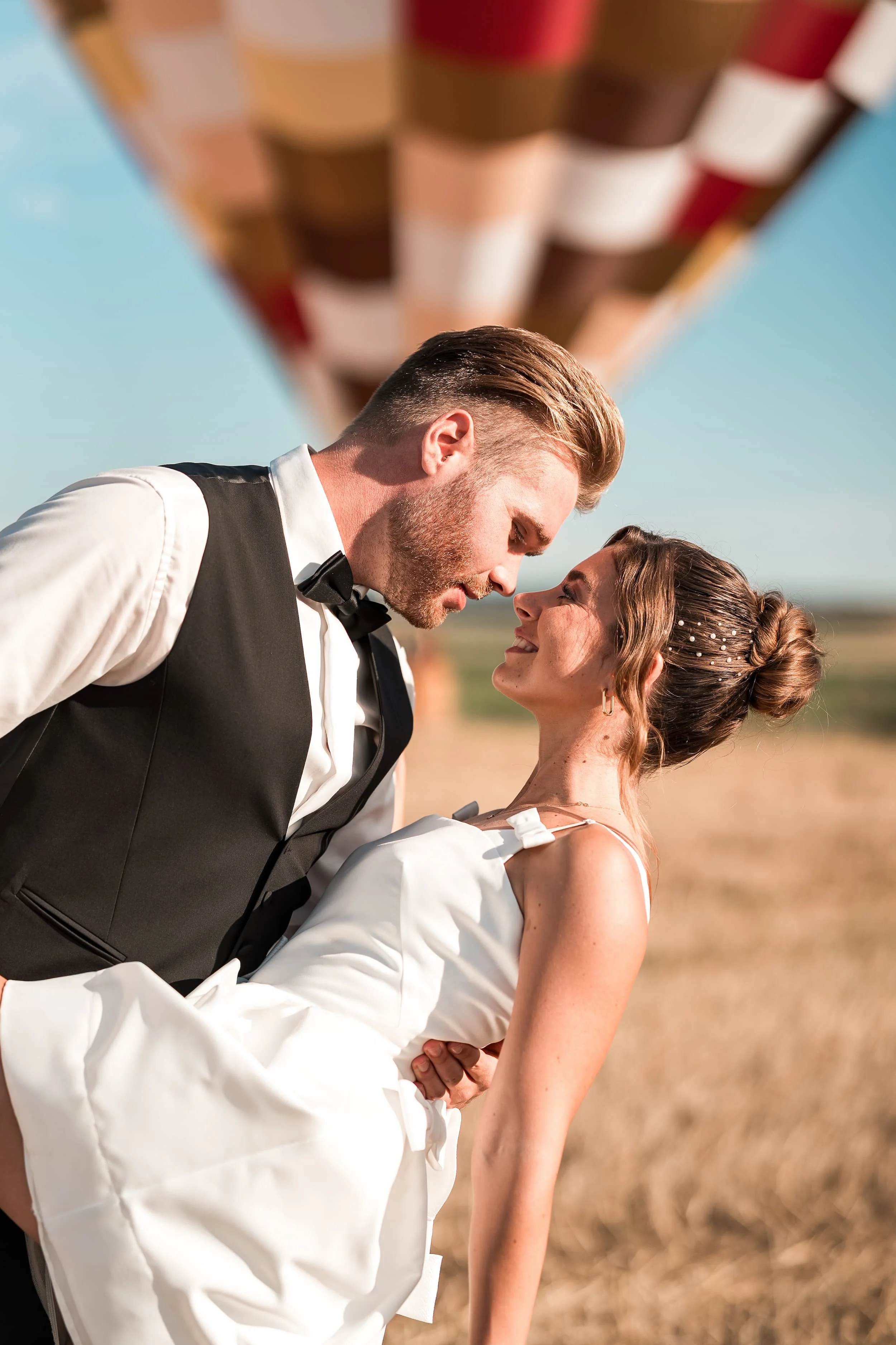 Ballooning Crew_Country Side Styled Wedding Shoot_vor dem Kuss vor dem Heißluftballon.jpg