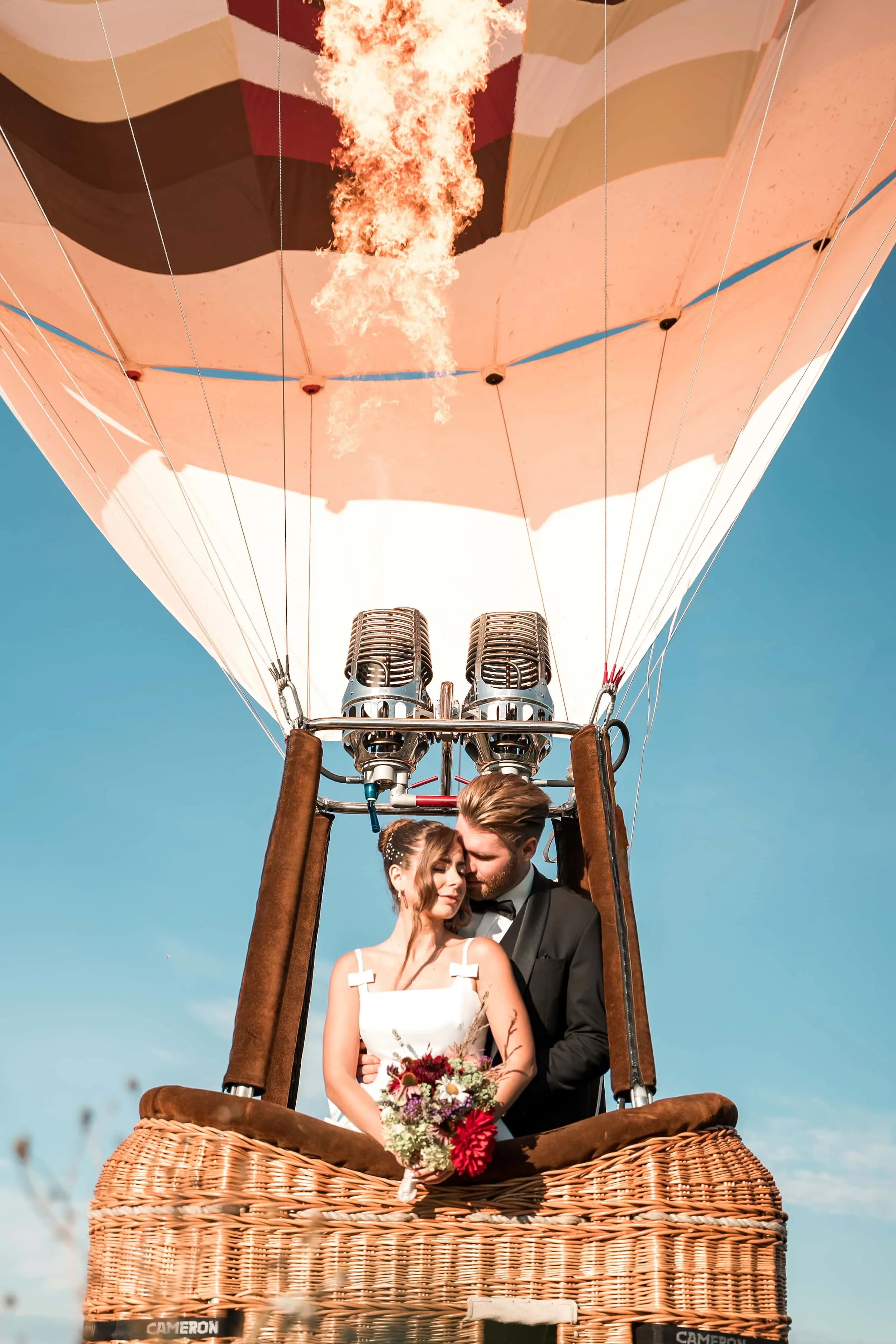Ballooning Crew_Country Side Styled Wedding Shoot_Brautpaar im Heißluftballonkorb 1.jpg