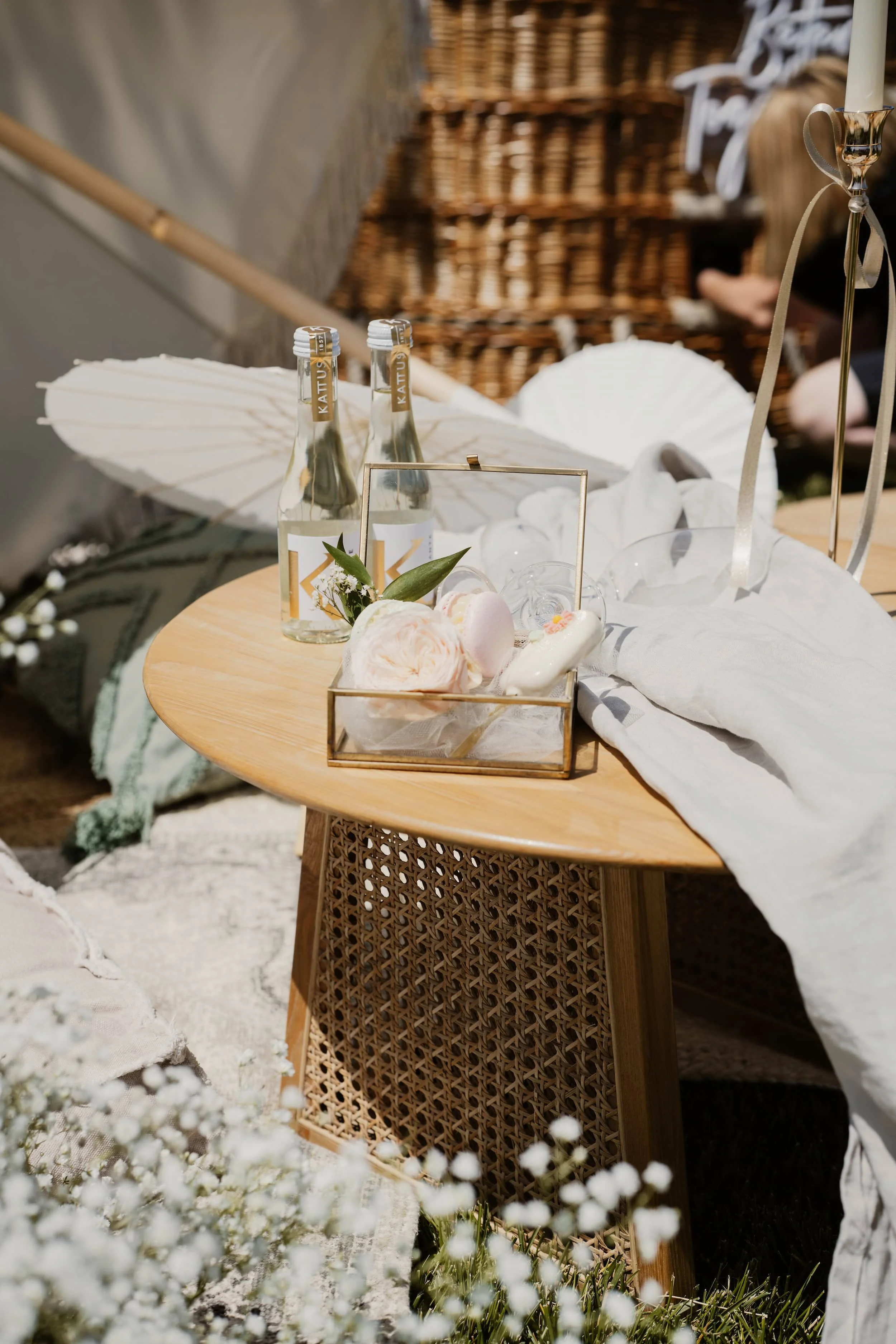 Ballooning Crew_Modern Garden Styled Wedding Shoot_Wedding Picnic_Deko Treats 1.jpg