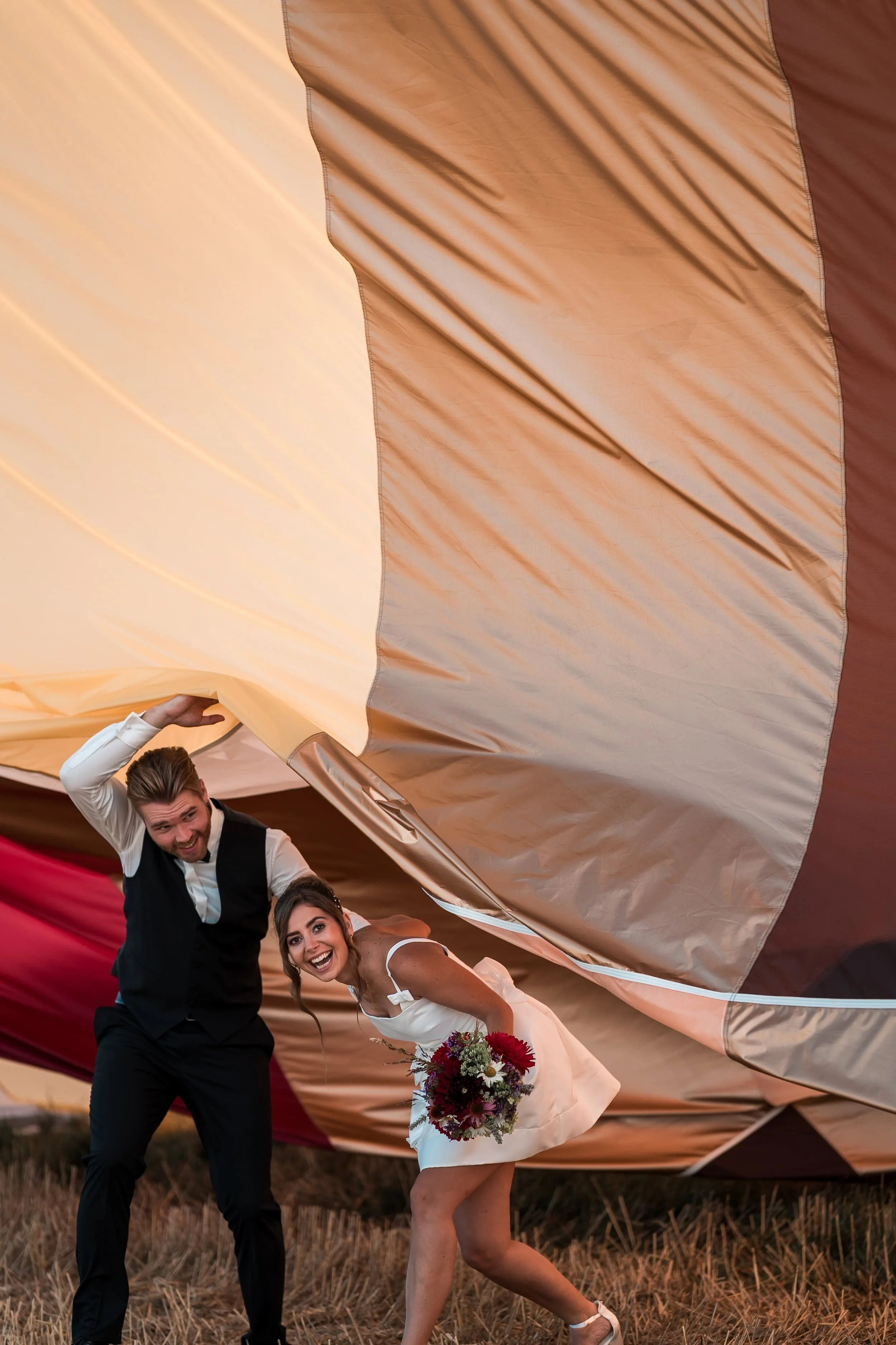 Ballooning Crew_Country Side Styled Wedding Shoot_Brautpaar unter der Hülle 5.jpg