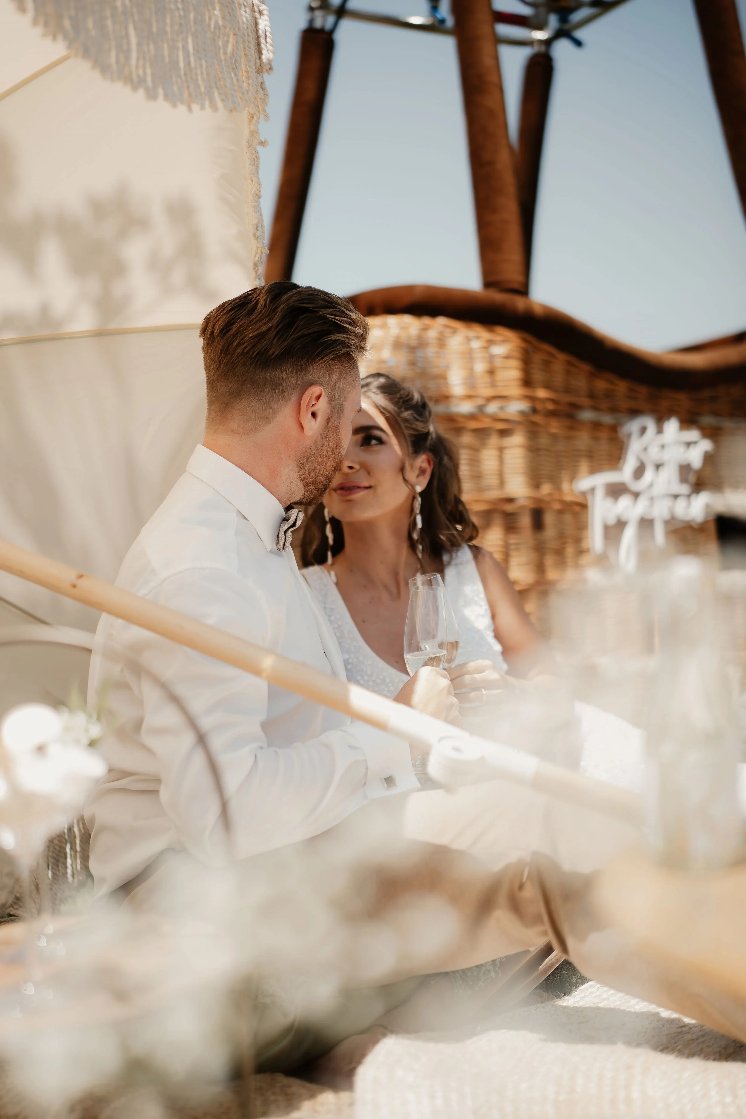Ballooning Crew_Modern Garden Styled Wedding Shoot_Wedding Picnic_Brautpaar sieht sich in die Augen.jpg