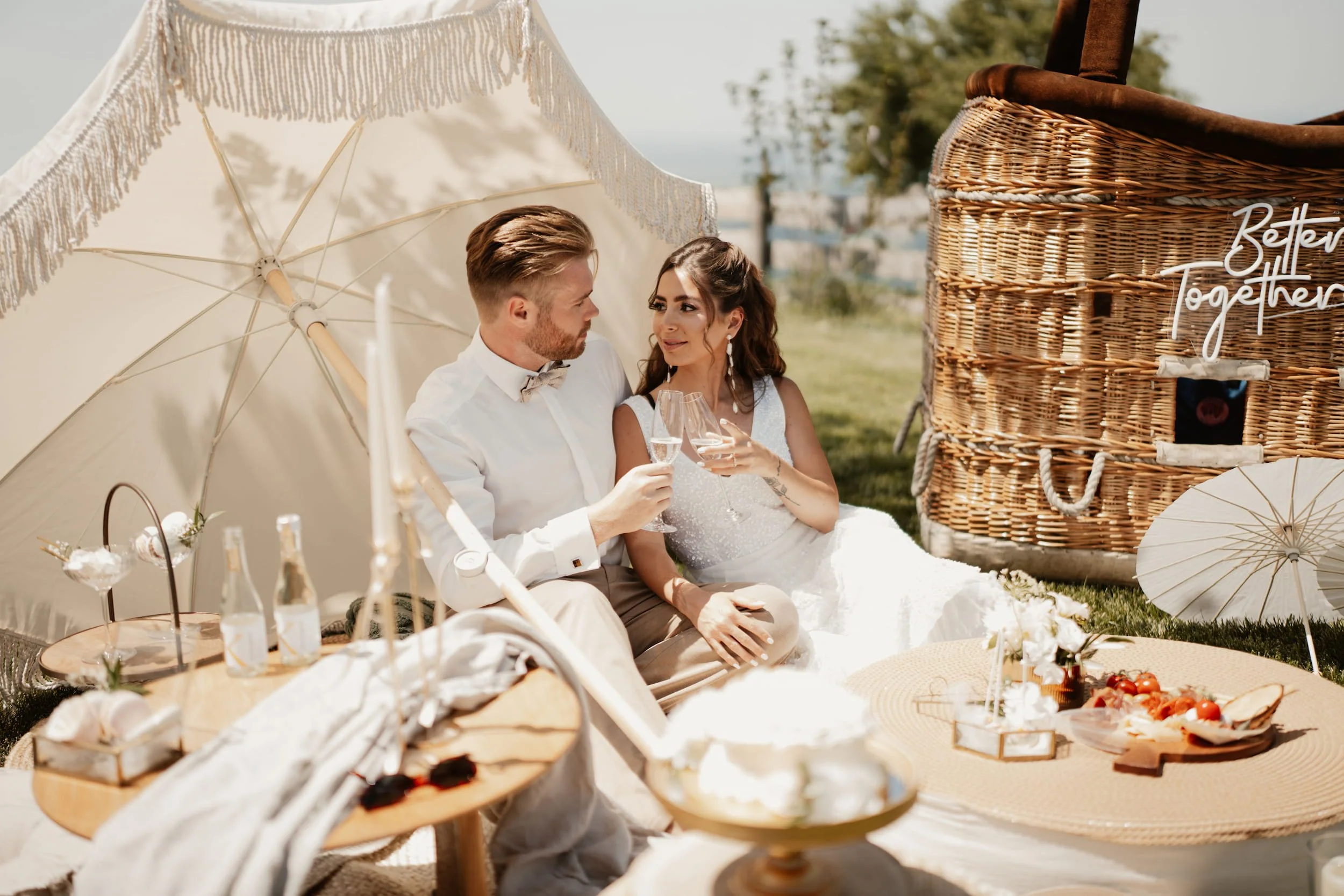 Ballooning Crew_Modern Garden Styled Wedding Shoot_Wedding Picnic_Brautpaar stoßt auf sich an.jpg