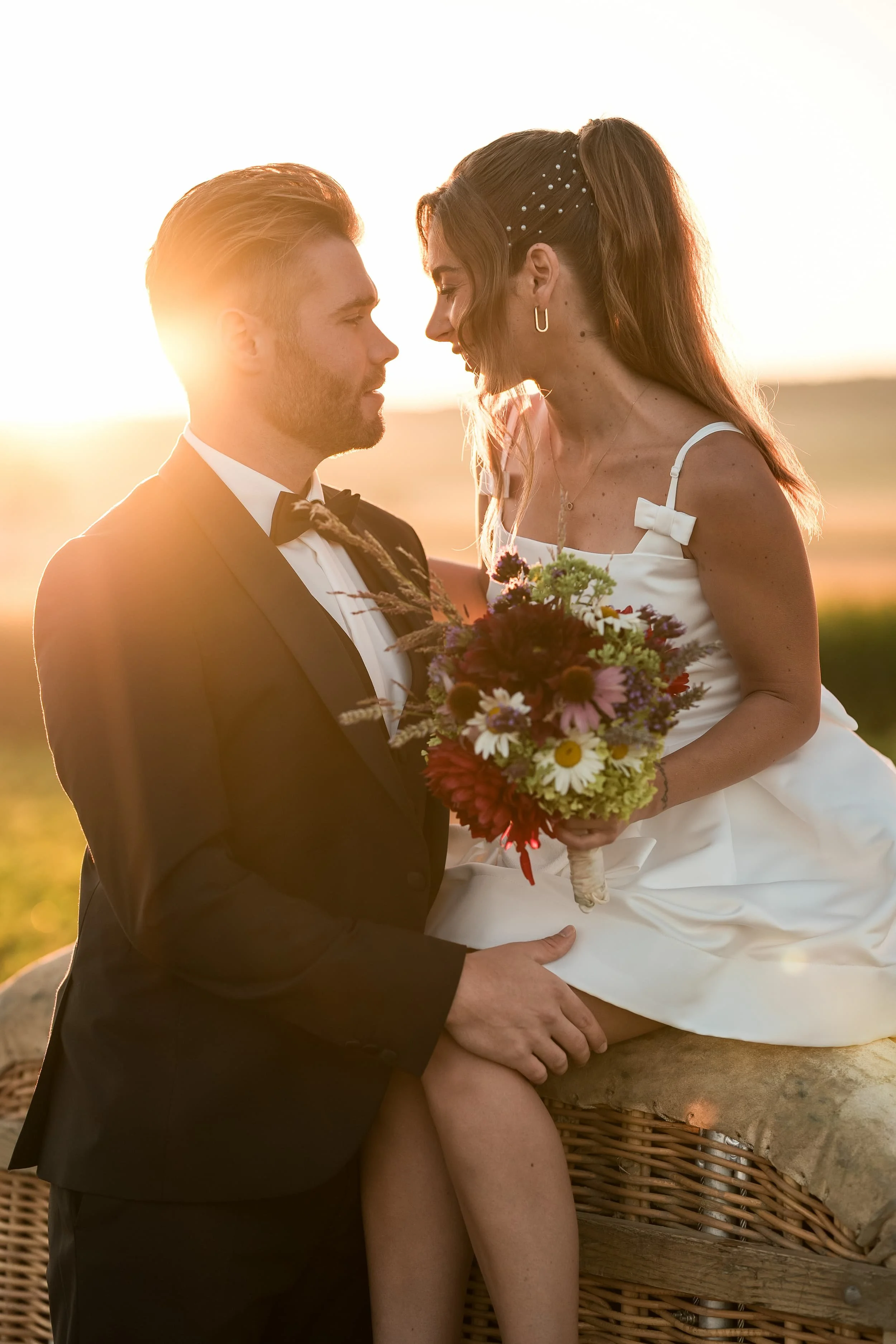 Ballooning Crew_Country Side Styled Wedding Shoot_Sonnenaufgang_Brautpaar am Korb_Portrait.jpg